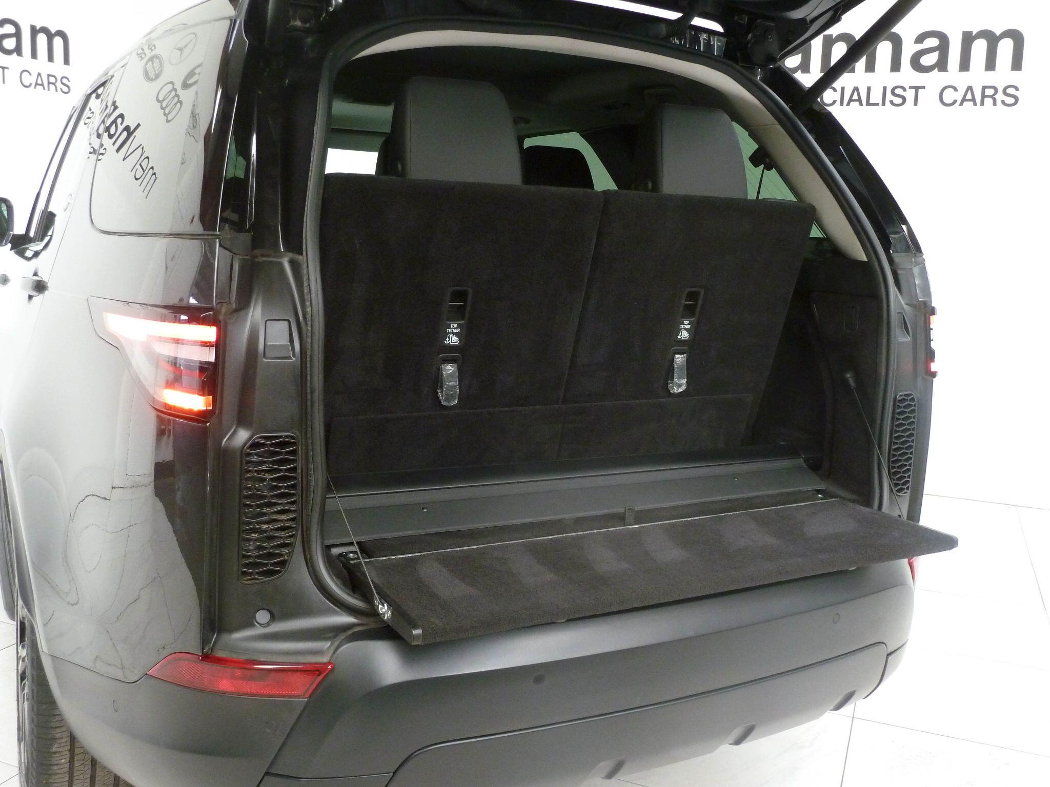 Land Rover Discovery 2.0 Si4 SE GPF SUV  Petrol   (300 ps)<br/><br/>BLACK EXTERIOR PACK + STEPS