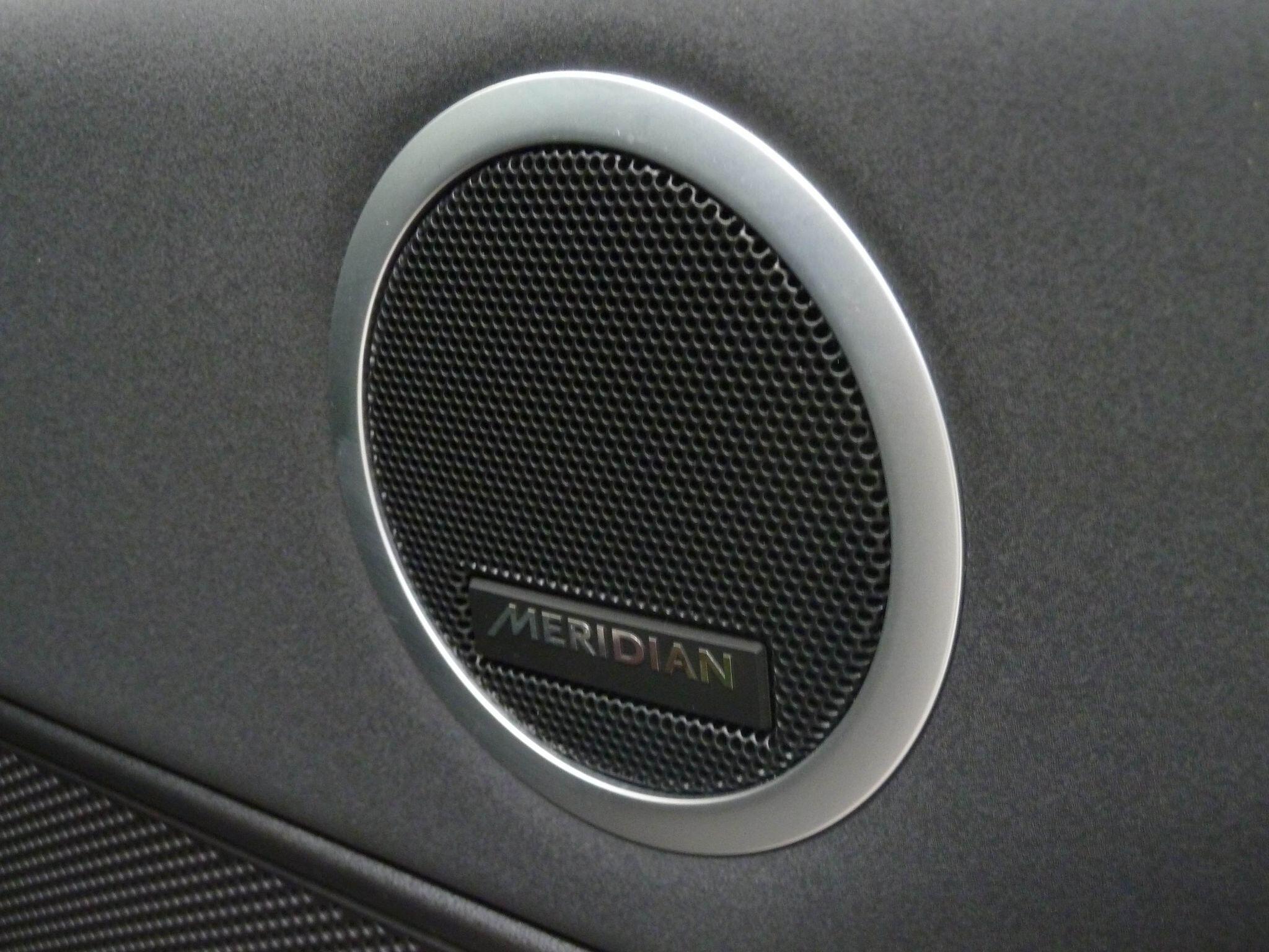 Land Rover Discovery 2.0 Si4 HSE   <br/><br/>BLACK PACK + PAN ROOF + STEPS