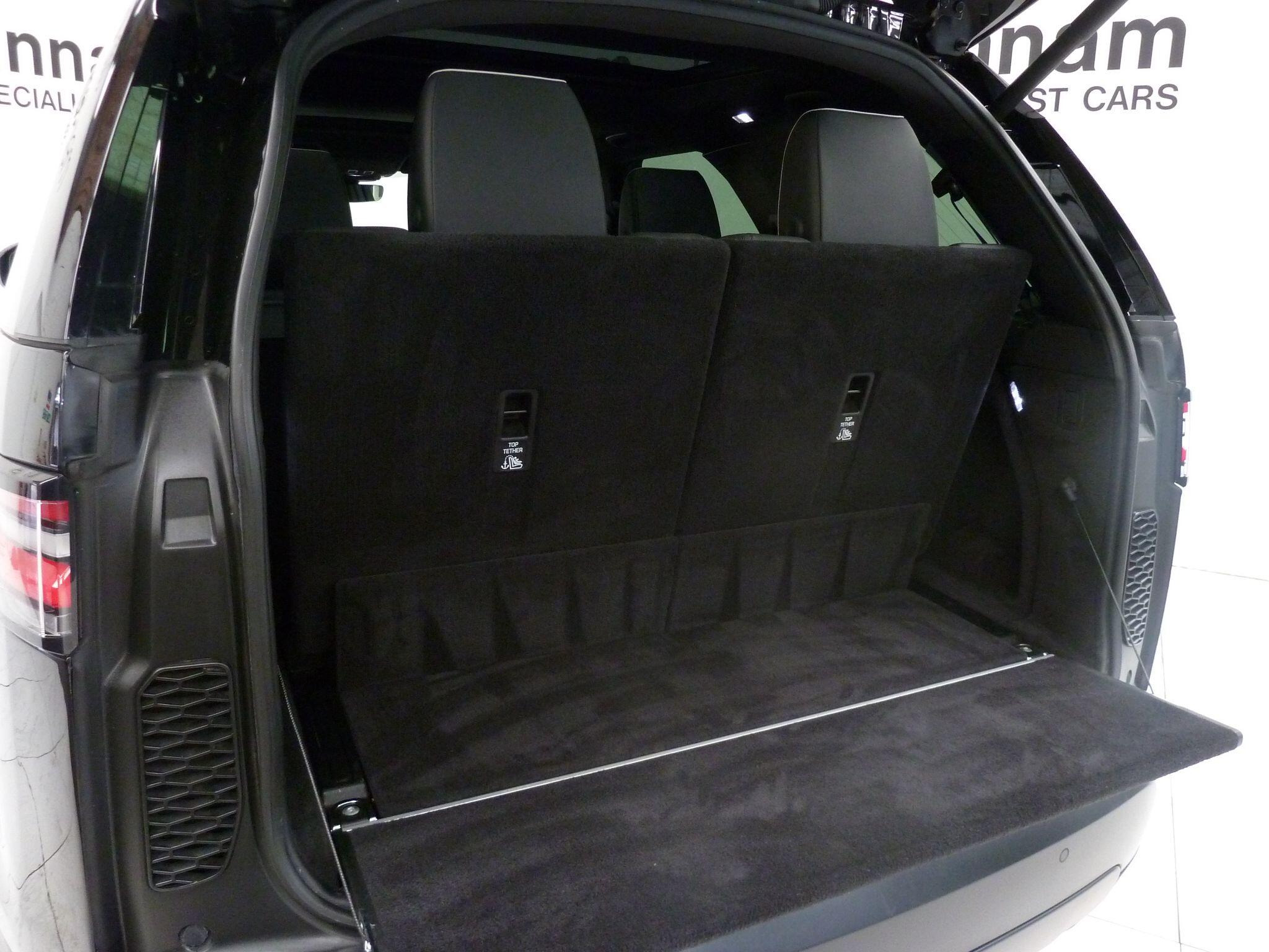 Land Rover Discovery 3.0 TD V6 HSE SUV  Diesel   (258 ps)<br/><br/>PAN ROOF + BLACK PACK + STEPS