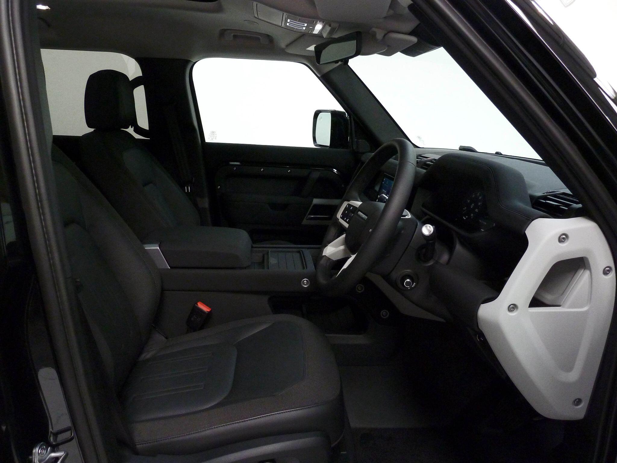 Land Rover Defender 110 2.0 SD4 S   <br/><br/>BLACK PACK + STEPS + MUD FLAPS