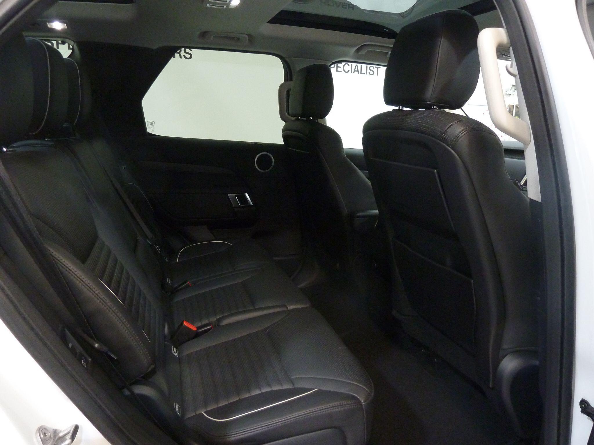 Land Rover Discovery 3.0 TD V6 HSE SUV  Diesel   (258 ps)<br/><br/>PAN ROOF + BLACK PACK + STEPS