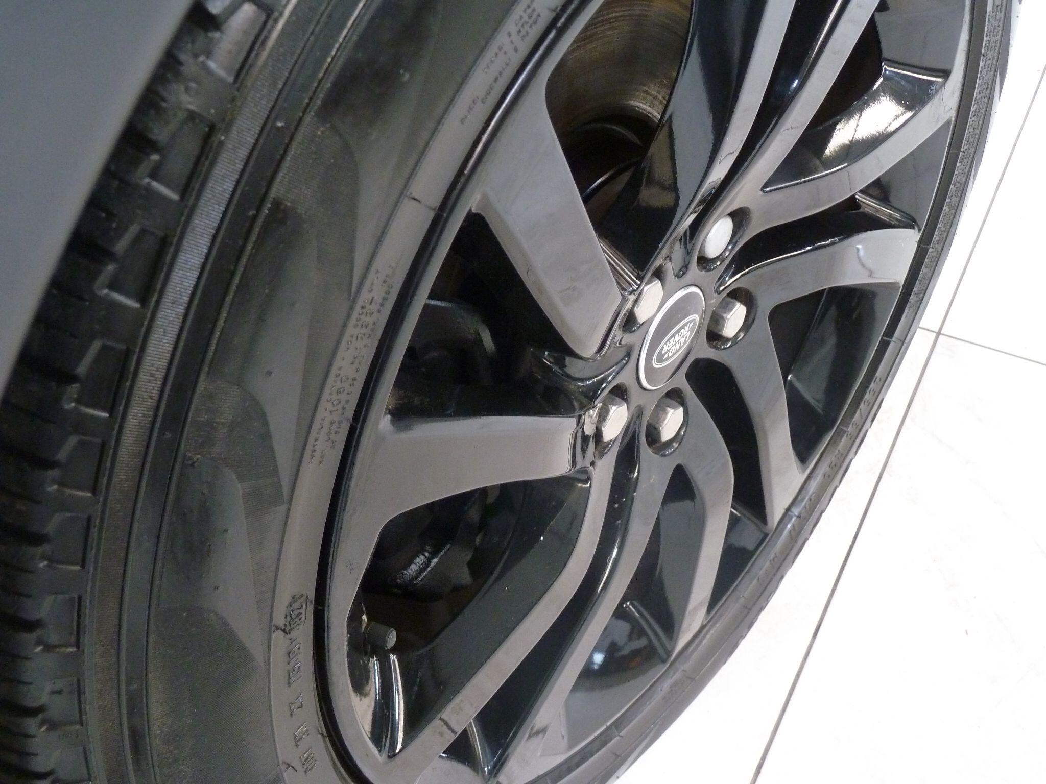 Land Rover Discovery 2.0 Si4 HSE   <br/><br/>PAN ROOF + BLACK PACK + STEPS