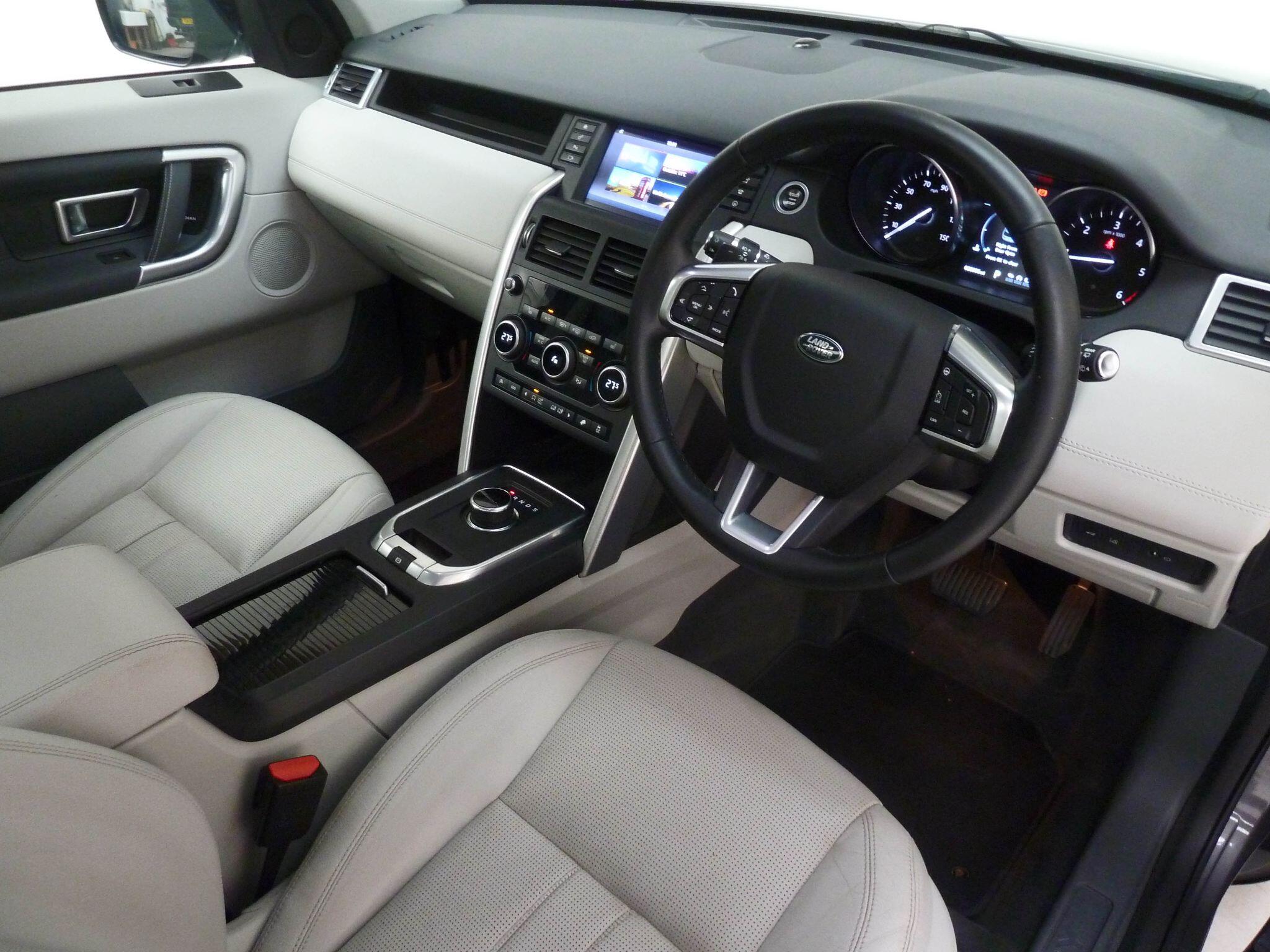 Land Rover Discovery Sport 2.0 TD4 HSE Black   <br/><br/>BLACK EXTERIOR PACK + PAN ROOF