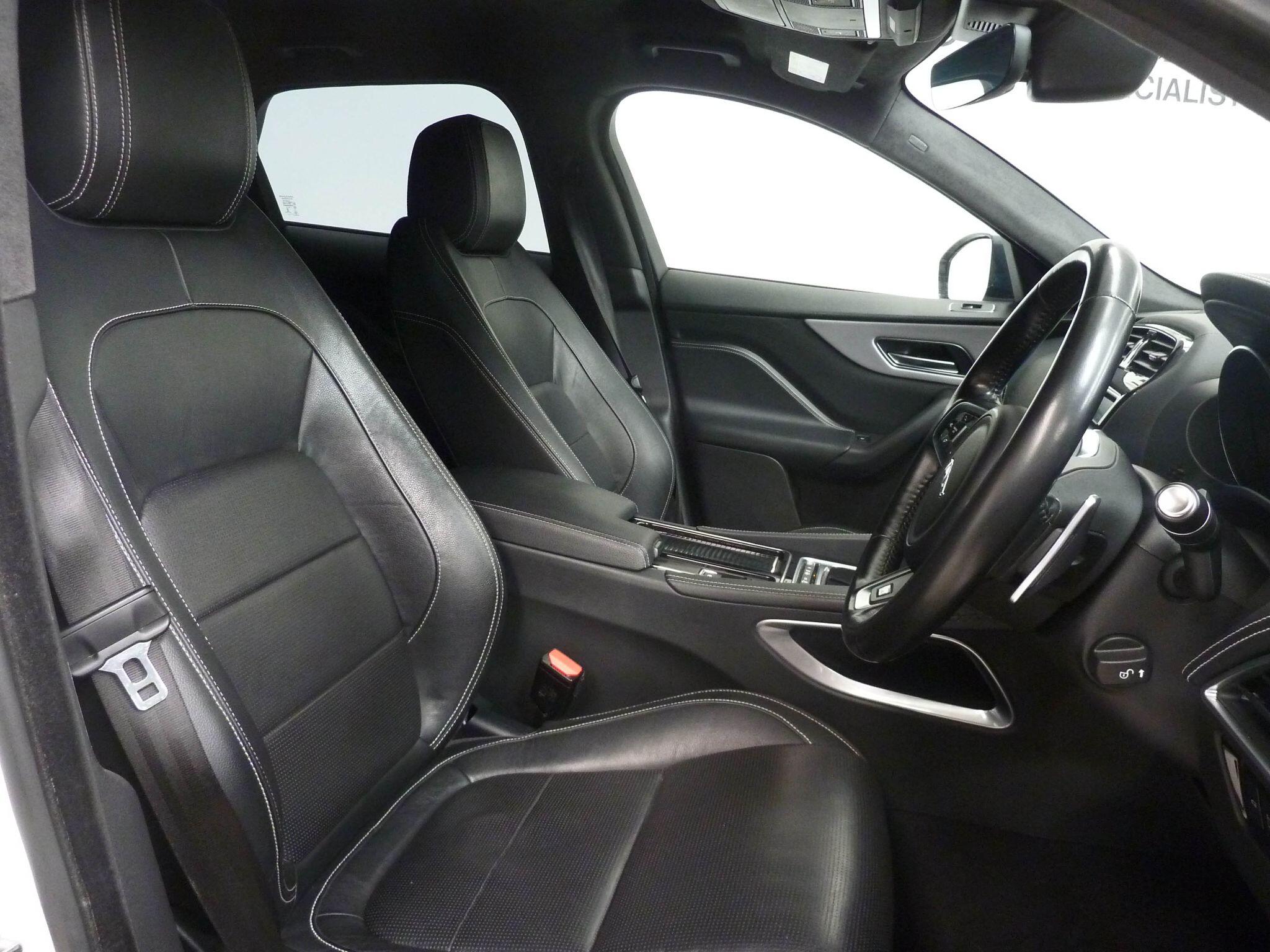 Jaguar F-PACE 2.0 D180 R-Sport SUV  DieselAWD   (180 ps)<br/><br/>BLACK EXTERIOR DESIGN PACK