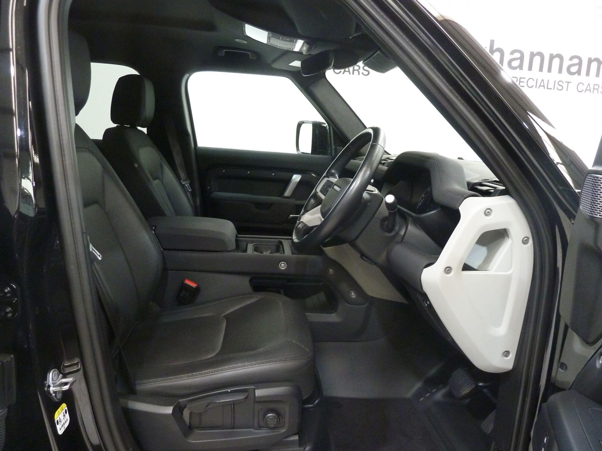 Land Rover Defender 110 3.0 D250  X-Dynamic S   <br/><br/>HAWKE BLACK EDITION