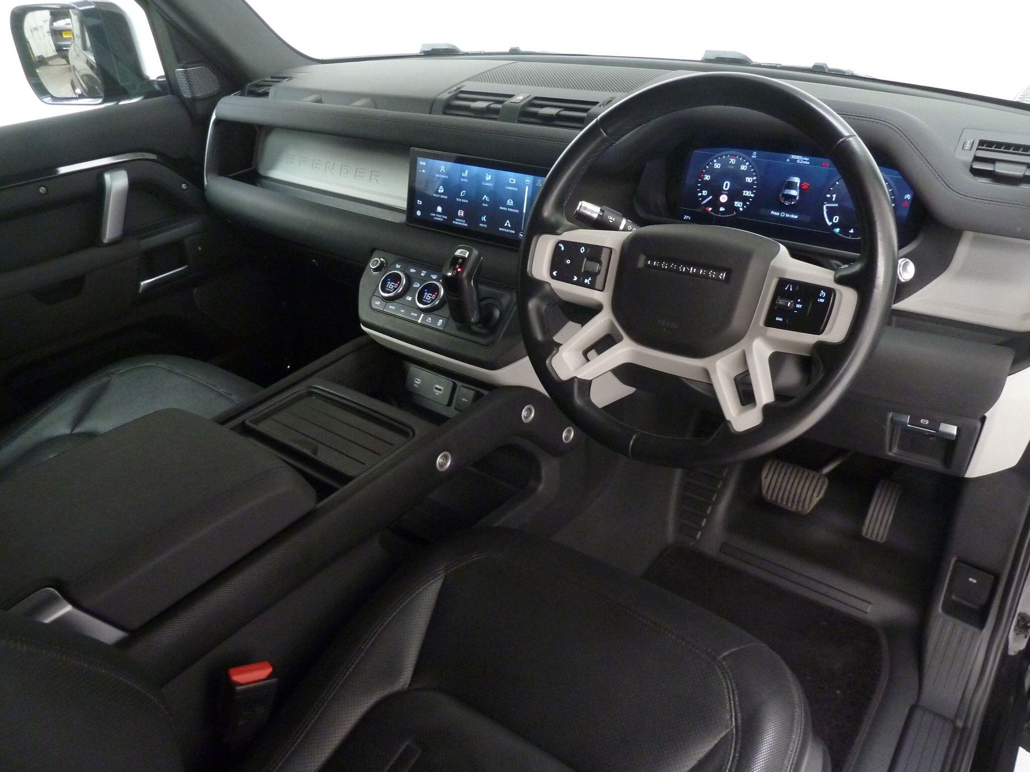 Land Rover Defender 90 3.0 D250  X-Dynamic S   <br/><br/>ROOF LIGHTS +BLACK PACK +STEPS