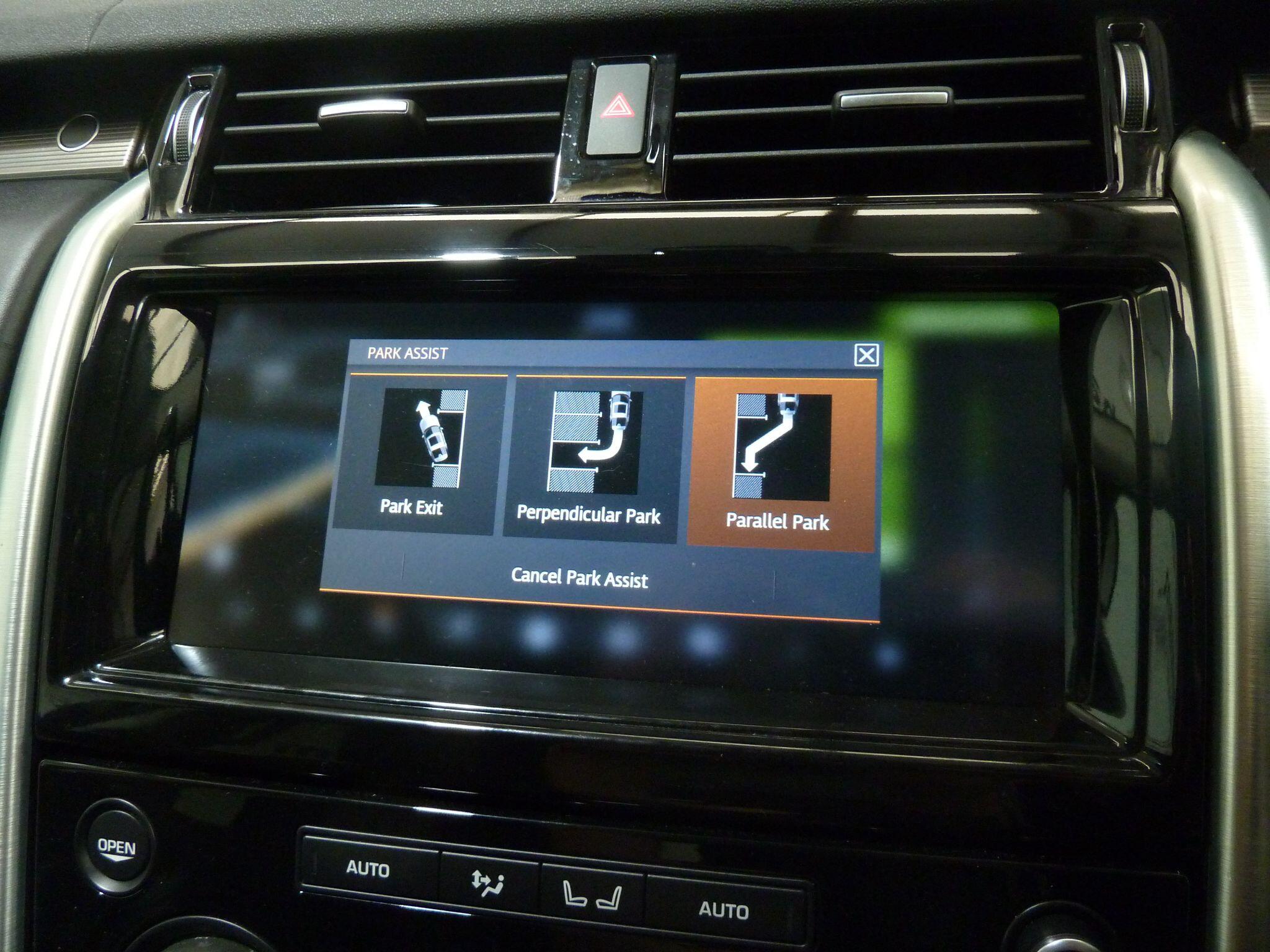 Land Rover Discovery 3.0 TD V6 HSE Luxury   <br/><br/>PAN ROOF + REAR ENTERTAINMENT