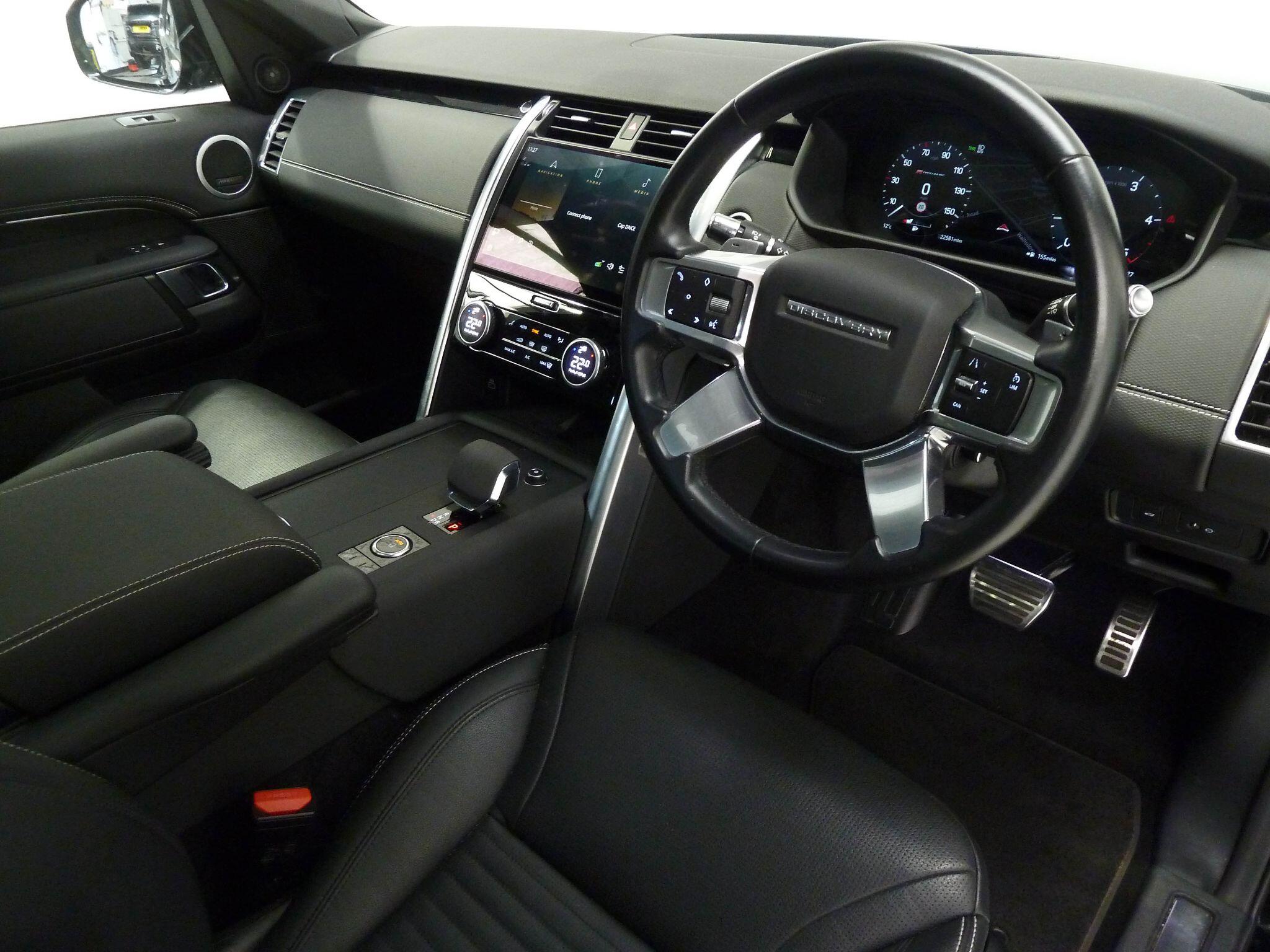 Land Rover Discovery 3.0   R-Dynamic SE   <br/><br/>PAN ROOF + BLACK PACK