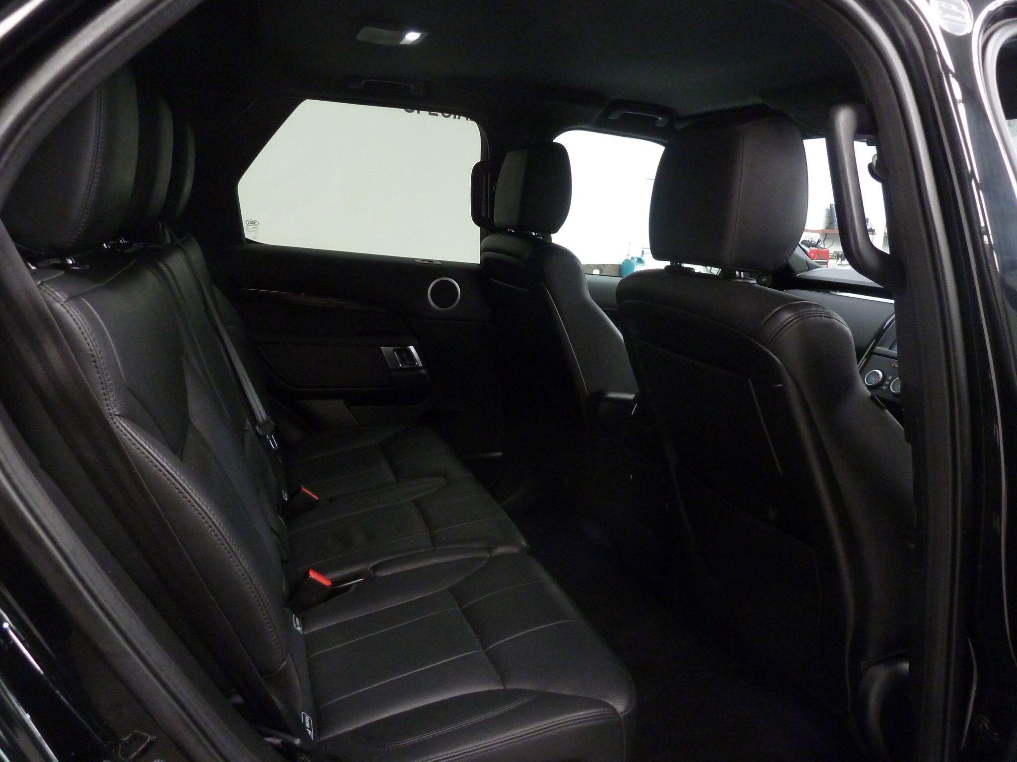 Land Rover Discovery 3.0 SD V6 SE   <br/><br/>STEPS + BLACK EXTERIOR PACK