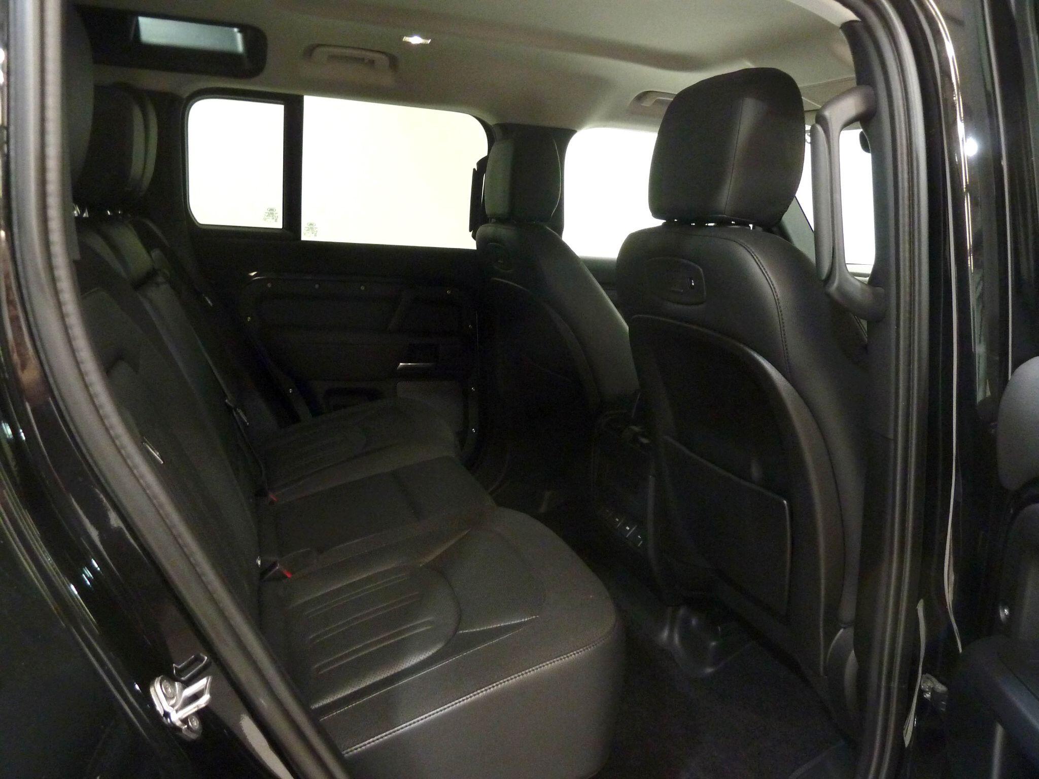 Land Rover Defender 110 2.0 SD4 S   <br/><br/>BLACK DESIGN PACK + STEPS