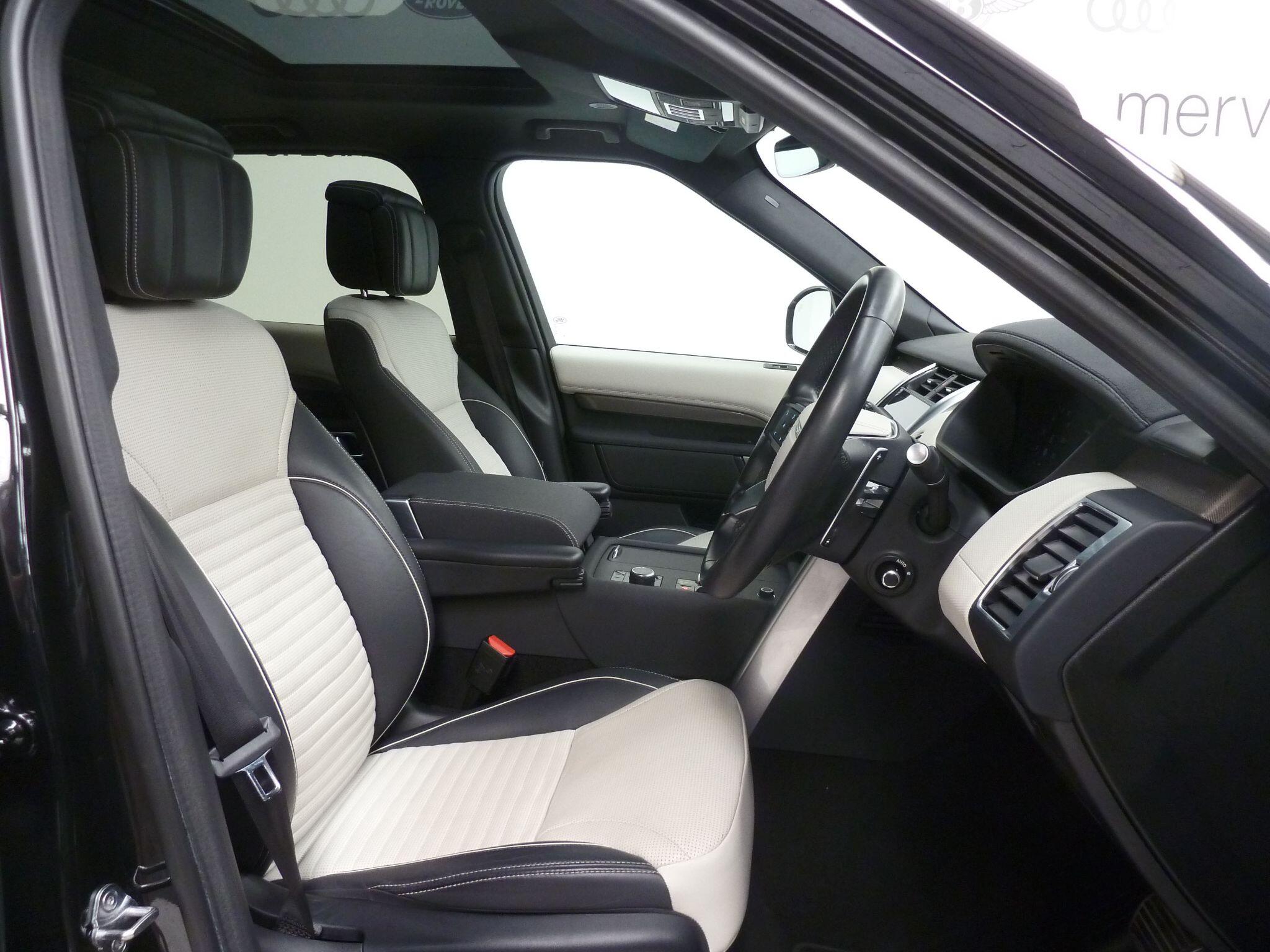 Land Rover Discovery 3.0   Metropolitan Edition   <br/><br/>PAN ROOF + BLACK PACK + STEPS