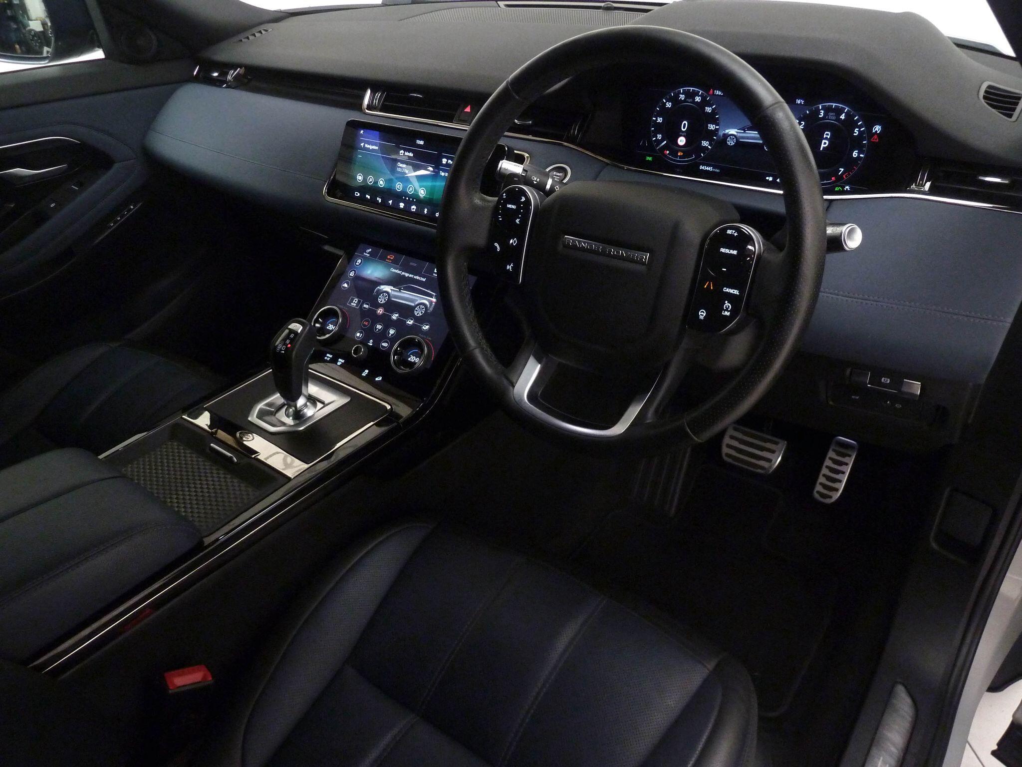 Land Rover Range Rover Evoque 2.0 P200  R-Dynamic SE   <br/><br/>HEATED WHEEL + REVERSE  CAMERA