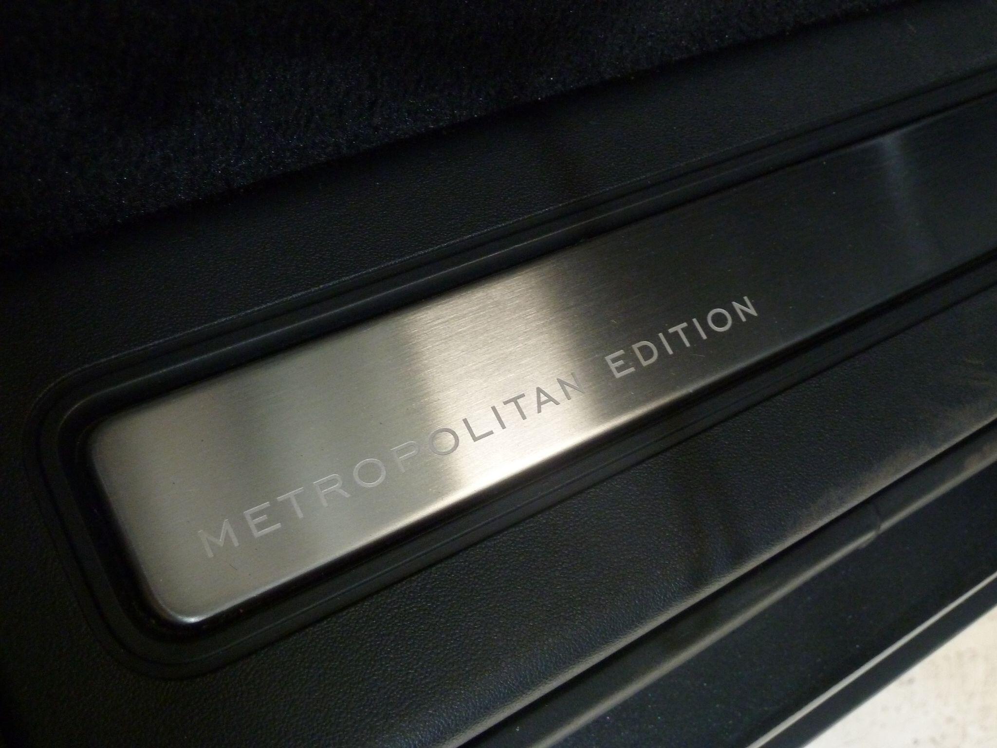 Land Rover Discovery 3.0   Metropolitan Edition   <br/><br/>PAN ROOF + BLACK PACK +HEAD UP