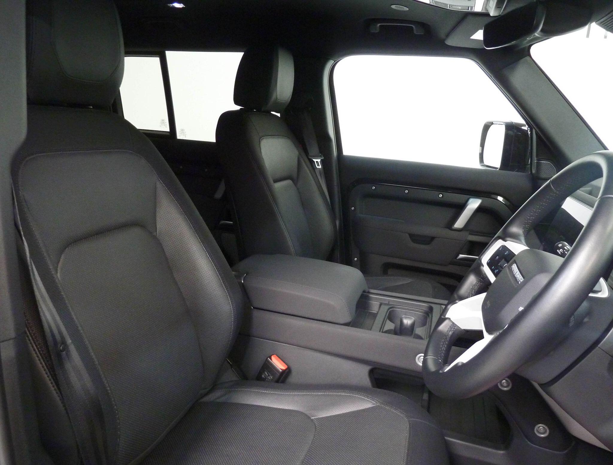 Land Rover Defender 110 3.0 D250  X-Dynamic S   <br/><br/>HAWKE BLACK EDTION