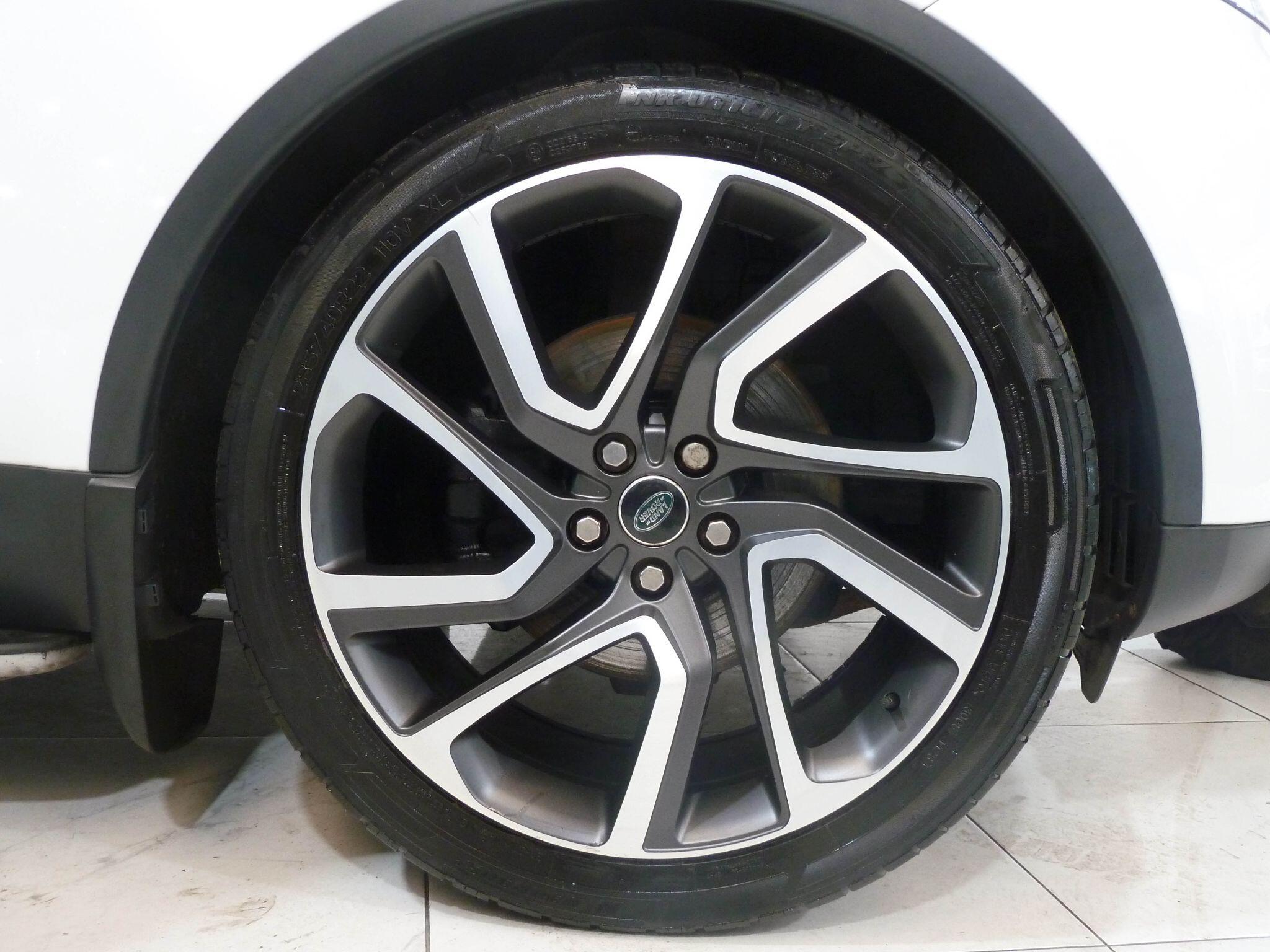 Land Rover Discovery 3.0 TD V6 HSE SUV  Diesel   (258 ps)<br/><br/>PAN ROOF + BLACK PACK + STEPS