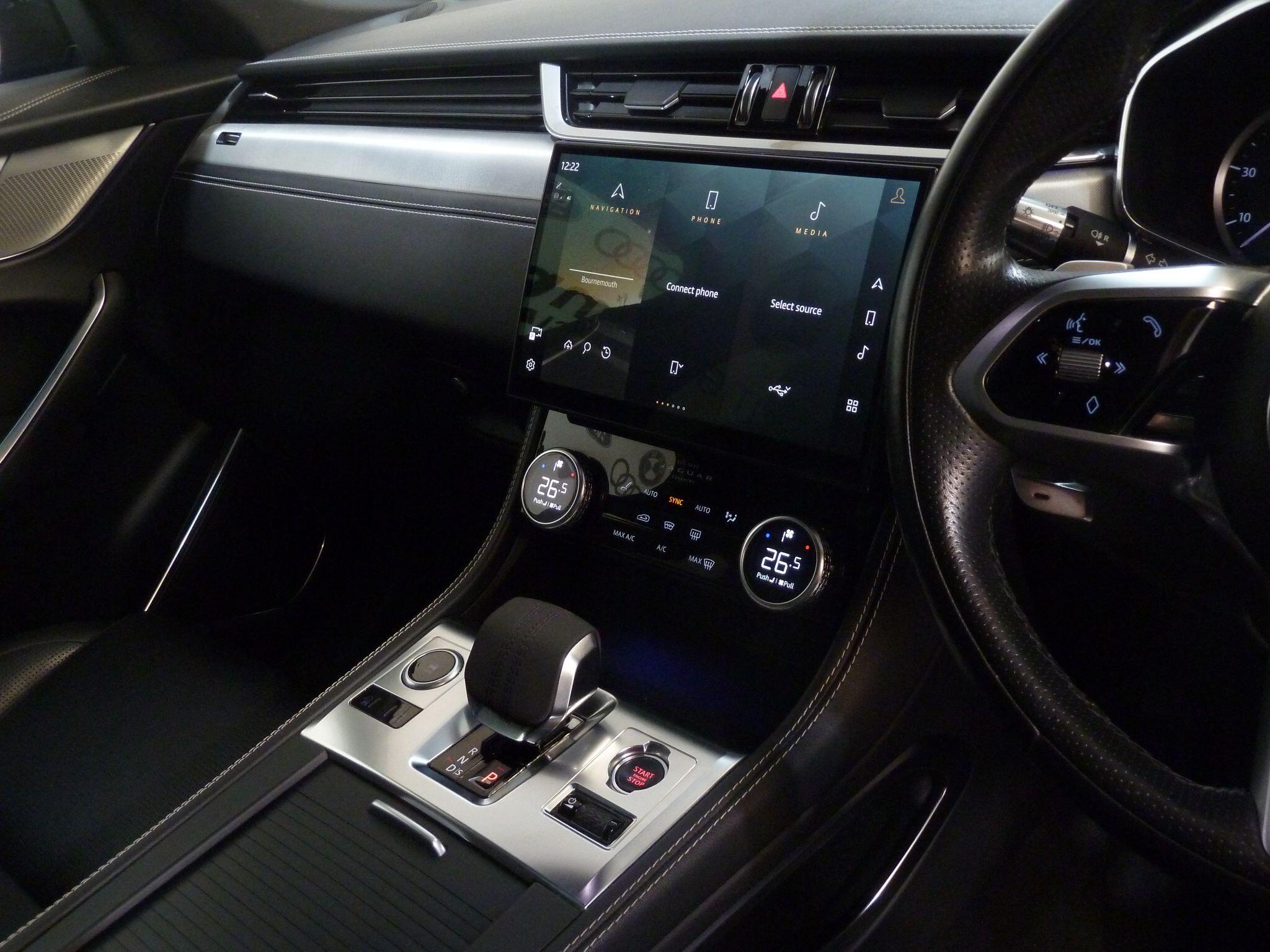 Jaguar F-PACE 2.0 D200  R-Dynamic SAWD   <br/><br/>BLACK EXTERIOR PACK + PAN ROOF