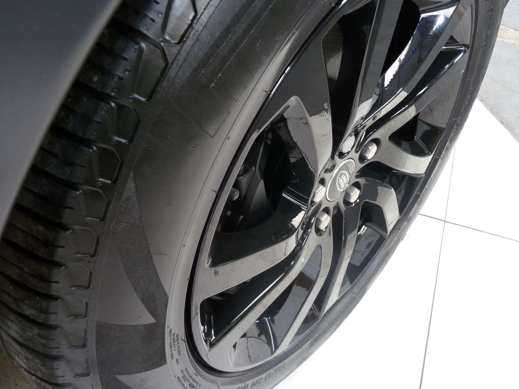 Land Rover Discovery 3.0 SD V6 HSE   <br/><br/>PAN ROOF + BLACK PACK + STEPS