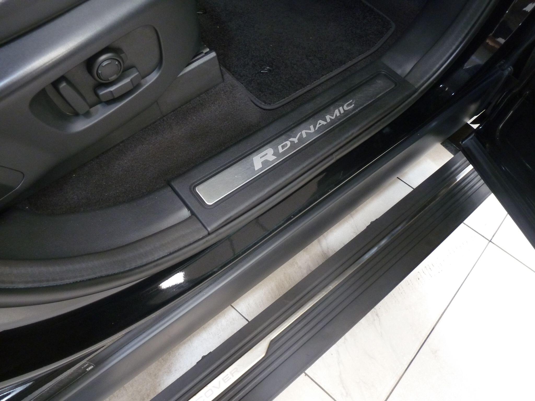 Land Rover Discovery 3.0   Metropolitan Edition   <br/><br/>PAN ROOF + BLACK PACK + STEPS
