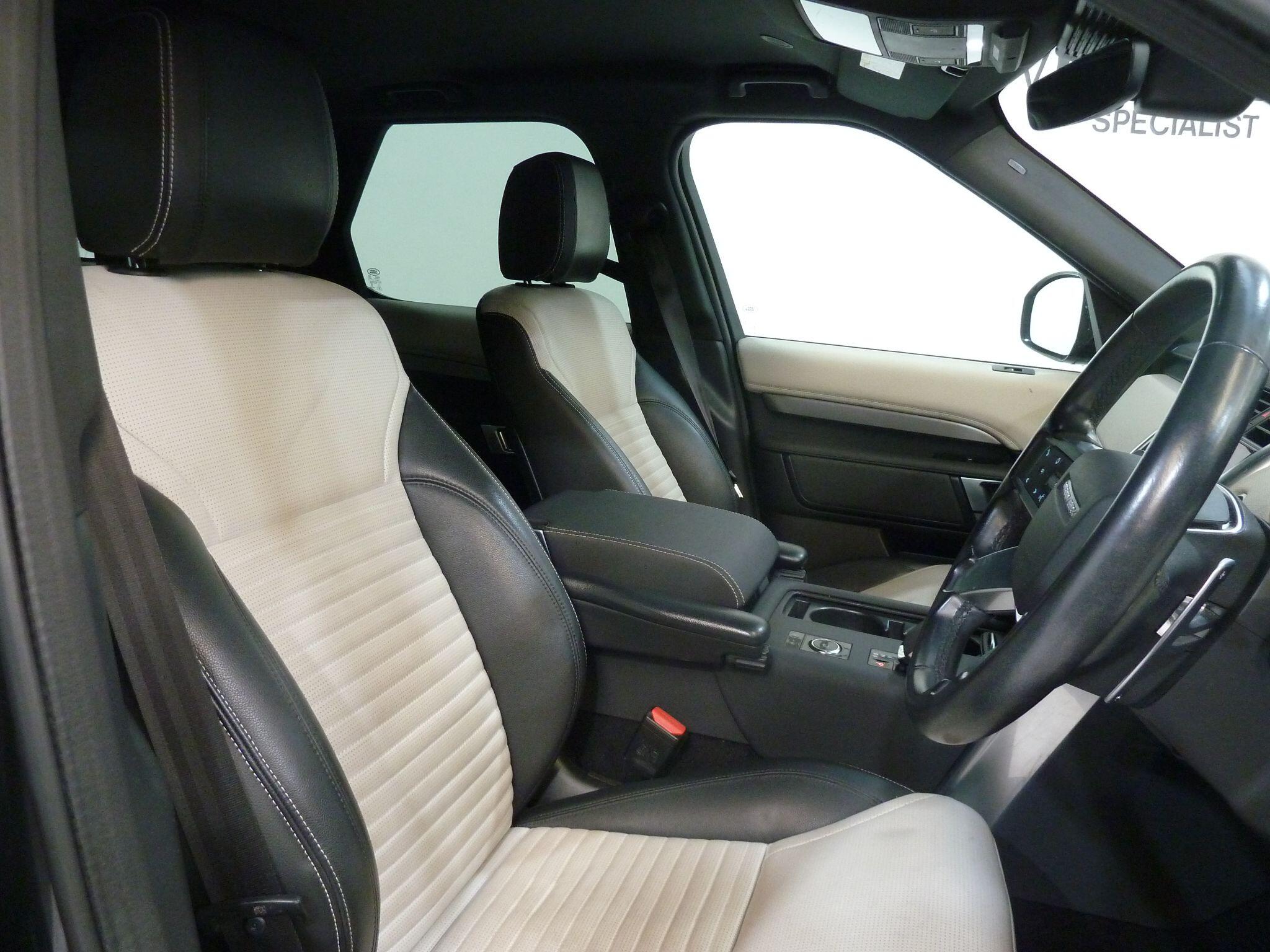 Land Rover Discovery 3.0 D250  R-Dynamic S   <br/><br/>BLACK EXTERIOR PACKAGE