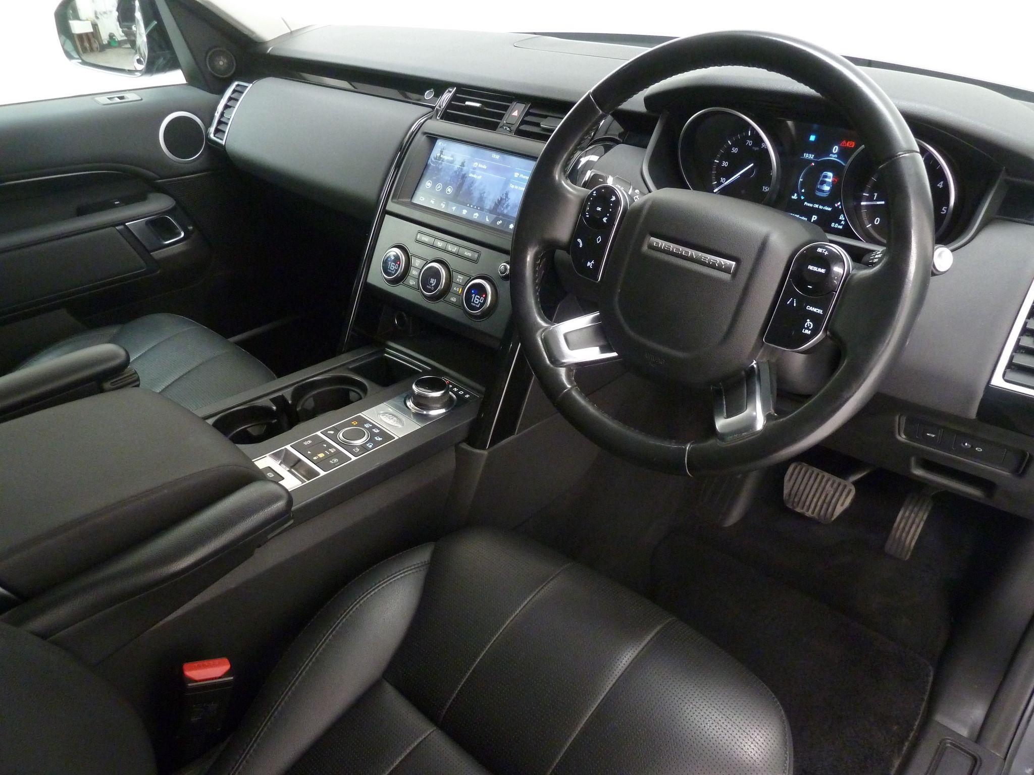 Land Rover Discovery 3.0 SD V6 SE   <br/><br/>BLACK PACK + SIDE STEPS