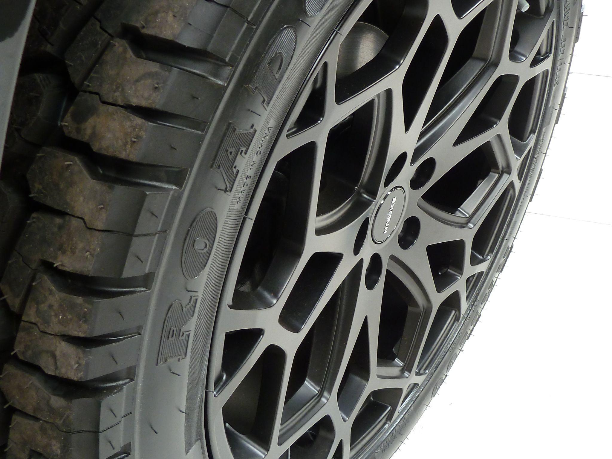 Land Rover Defender 110 3.0   X-Dynamic S   <br/><br/>HAWKE D300 BLACK EDITION