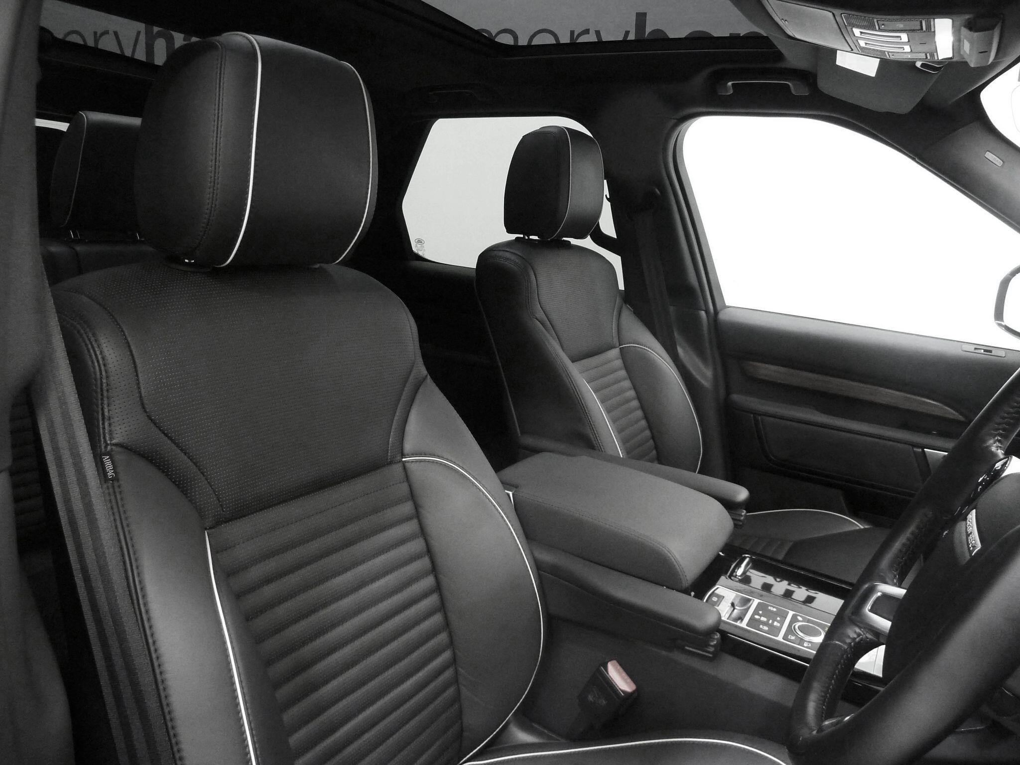 Land Rover Discovery 3.0 SD V6 HSE   <br/><br/>PAN ROOF + BLACK PACK