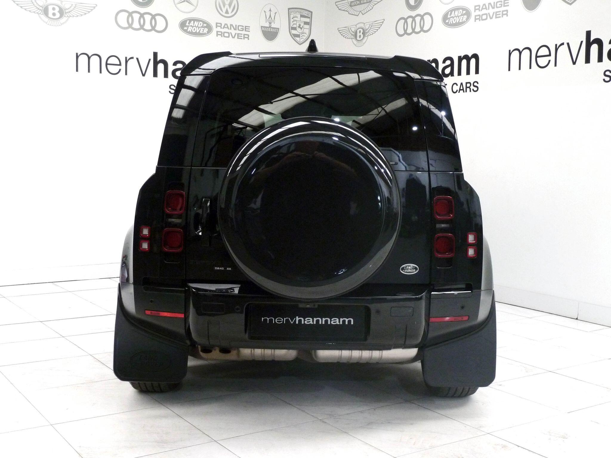 Land Rover Defender 110 2.0 SD4 S   <br/><br/>BLACK DESIGN PACK + STEPS