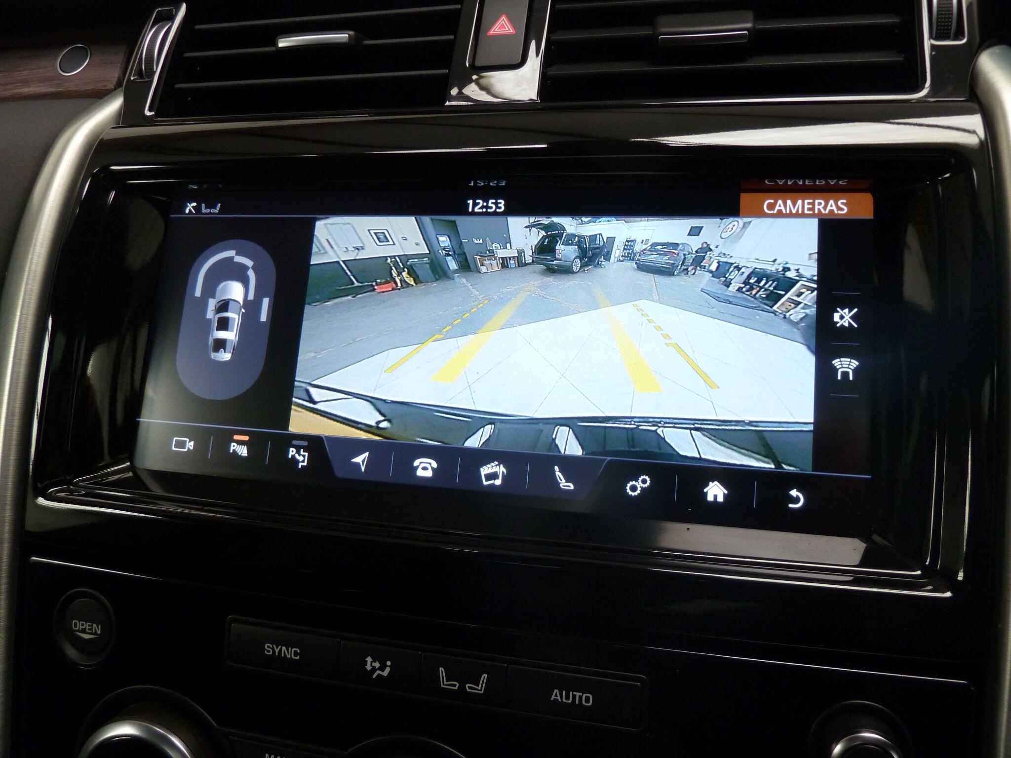 Land Rover Discovery 2.0 Si4 HSE   <br/><br/>BLACK PACK + PAN ROOF + STEPS