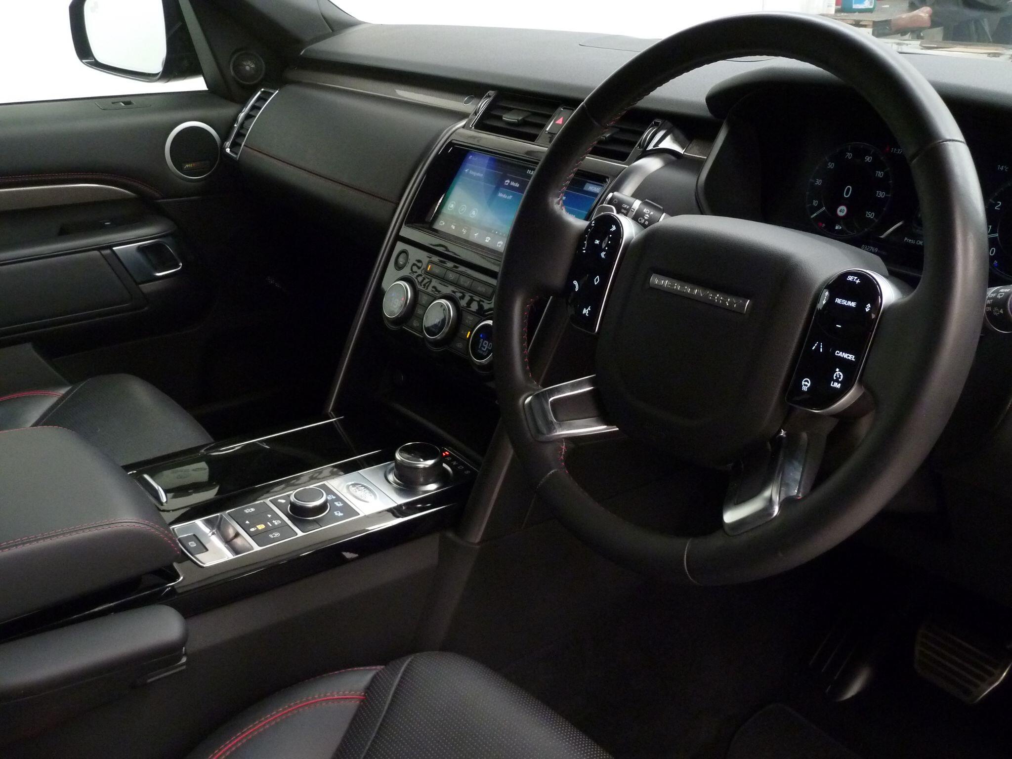 Land Rover Discovery 2.0 Si4 HSE GPF SUV  Petrol   (300 ps)<br/><br/>PAN ROOF + BLACK PACK