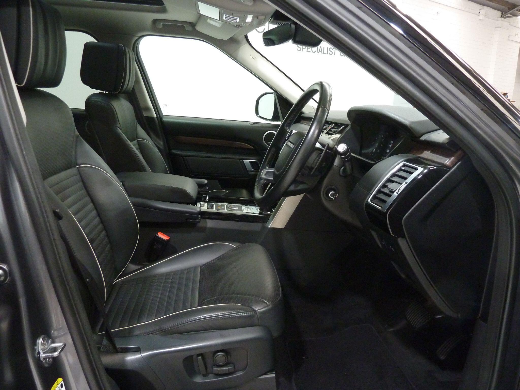 Land Rover Discovery 3.0 SD V6 HSE Luxury   <br/><br/>PAN ROOF + REAR SCREENS