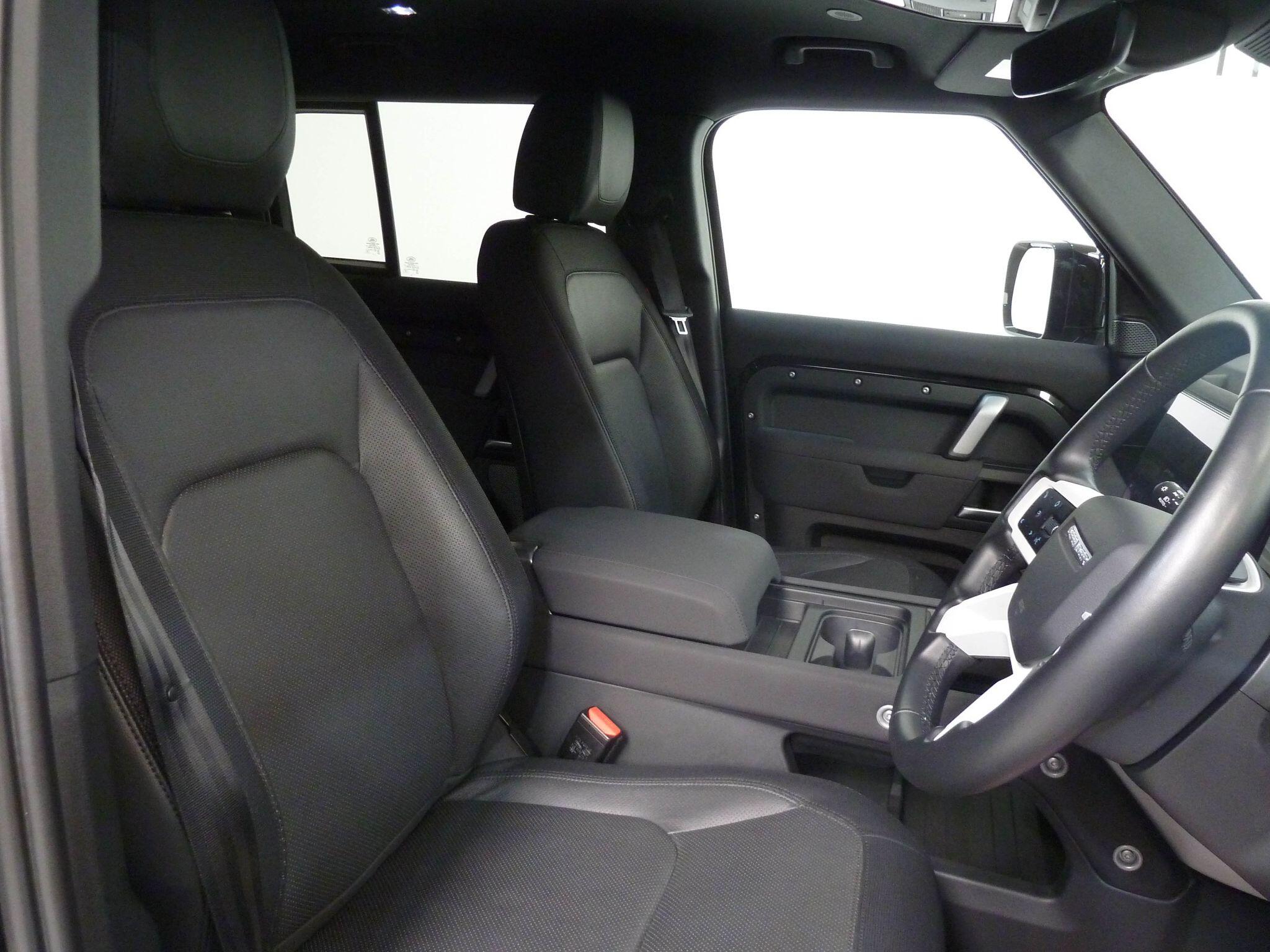 Land Rover Defender 110 2.0 P400e 15.4kWh X-Dynamic HSE   <br/><br/>HAWKE BLACK HYBRID EDITION