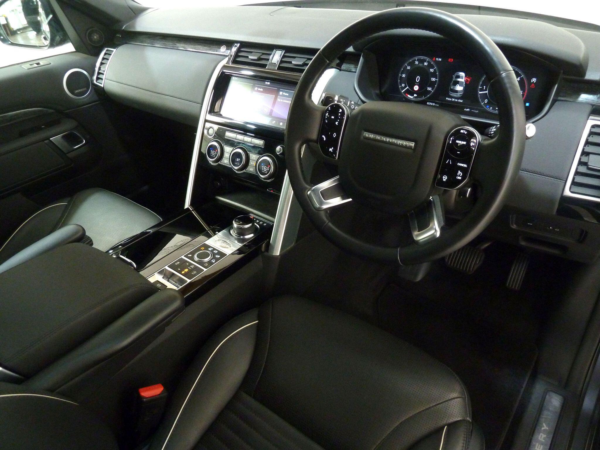 Land Rover Discovery 3.0 SD V6 HSE   <br/><br/>PAN ROOF + BLACK PACK + STEPS