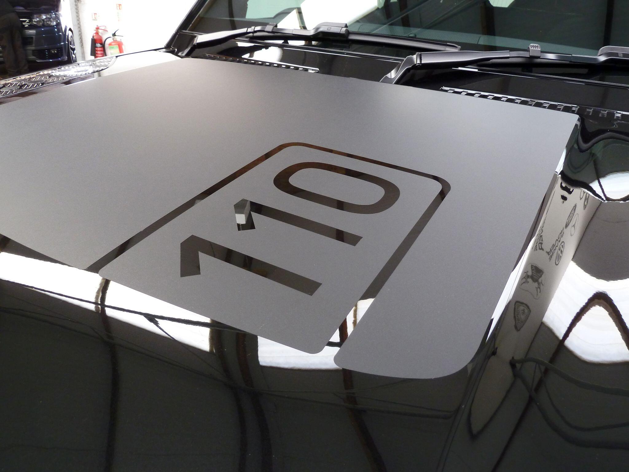 Land Rover Defender 110 2.0 SD4   <br/><br/>PAN ROOF + BLACK PACK + STEPS