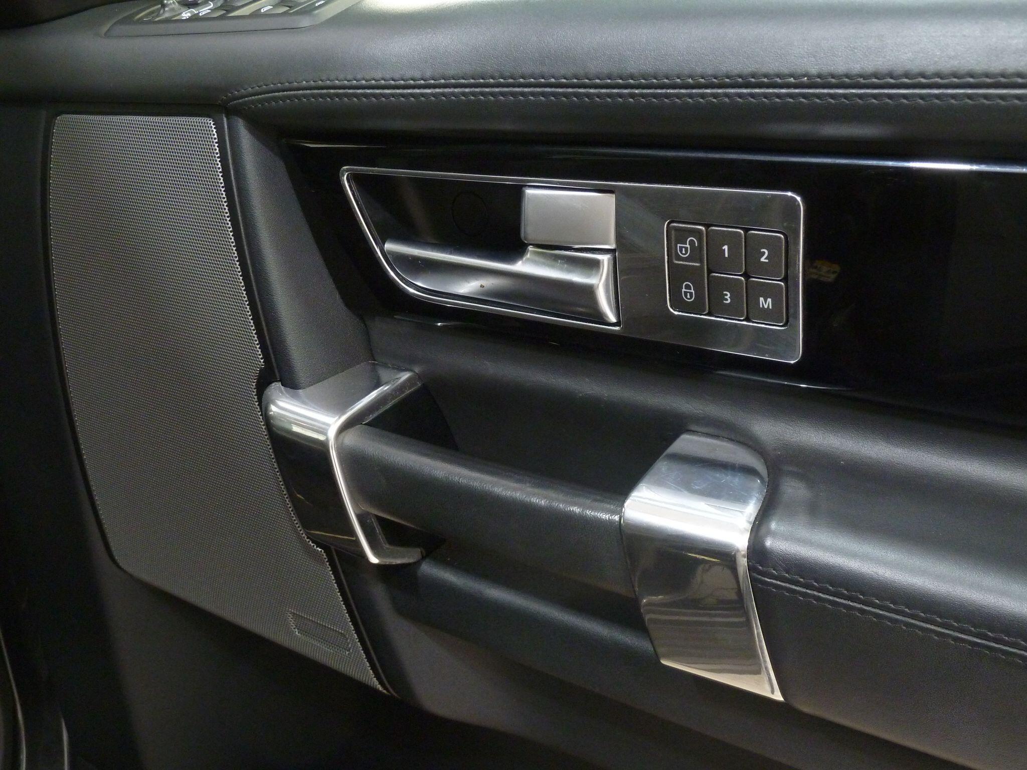 Land Rover Discovery 4 3.0 SD V6 HSE Luxury SUV  Diesel   (255 bhp)<br/><br/>PAN ROOF + BLACK PACK + STEPS