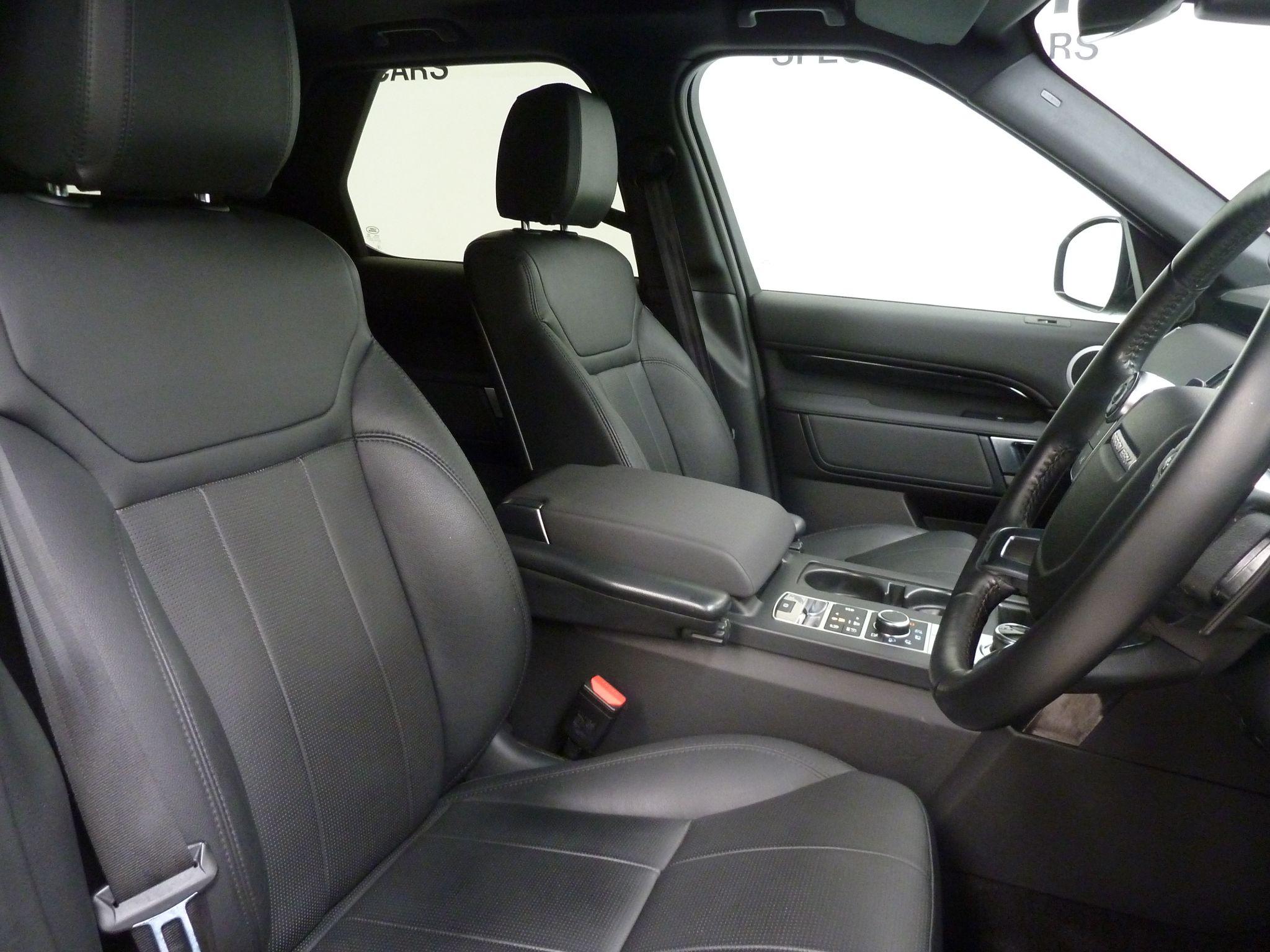 Land Rover Discovery 3.0 TD V6 SE   <br/><br/>BLACK PACK + SIDE STEPS