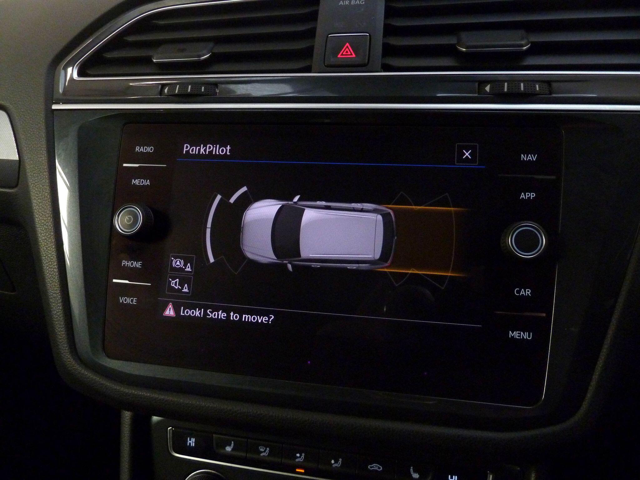 Volkswagen Tiguan 2.0 TDI BlueMotion Tech R-Line SUV  Diesel DSG 4Motion   (150 ps)<br/><br/>PAN ROOF + SAT NAV + AUTO