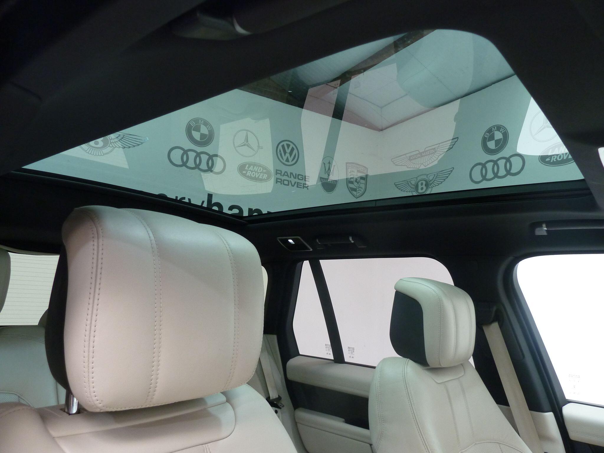 Land Rover Range Rover 3.0 P400  Vogue   <br/><br/>PAN ROOF + BLACK PACK + TV