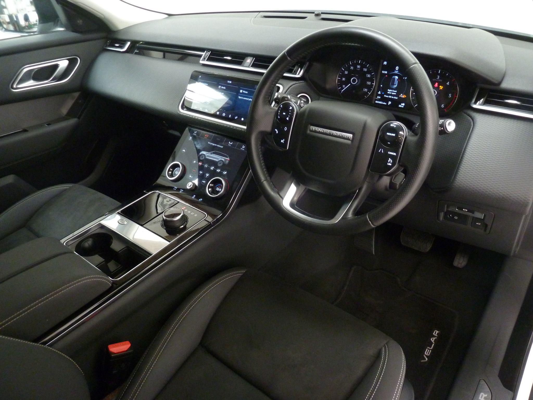 Land Rover Range Rover Velar 2.0 D180   <br/><br/>PAN ROOF + BLACK DESIGN PACK
