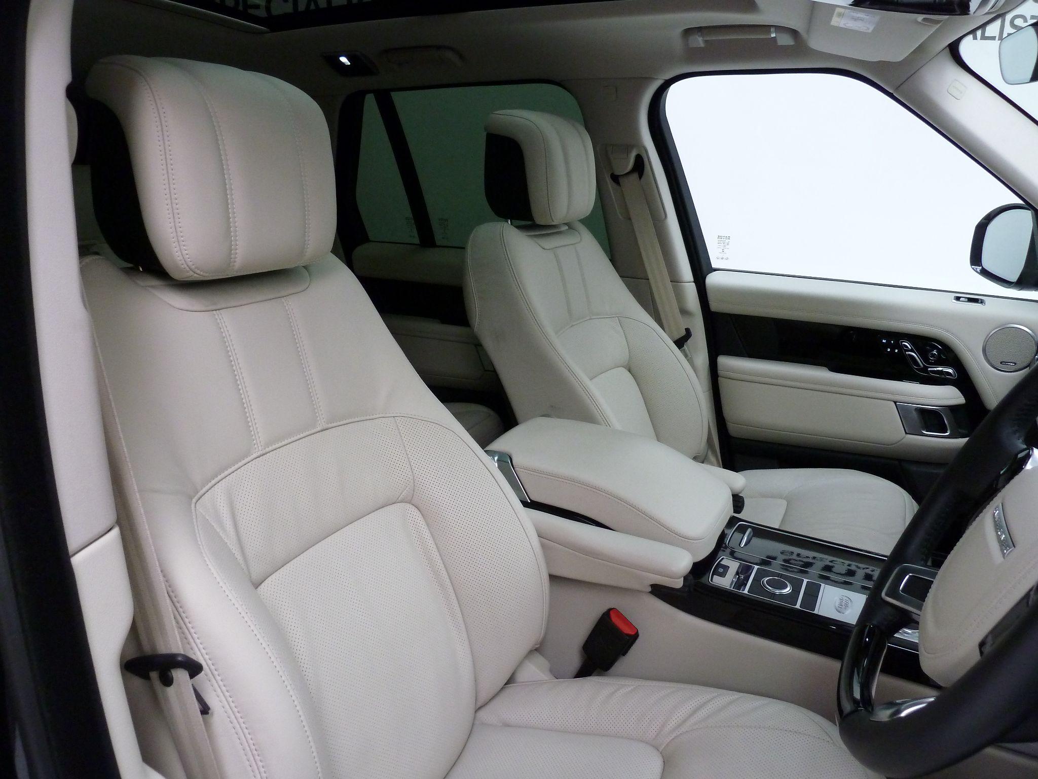Land Rover Range Rover 3.0 SD V6 Vogue   <br/><br/>PAN ROOF + BLACK PACK + TV