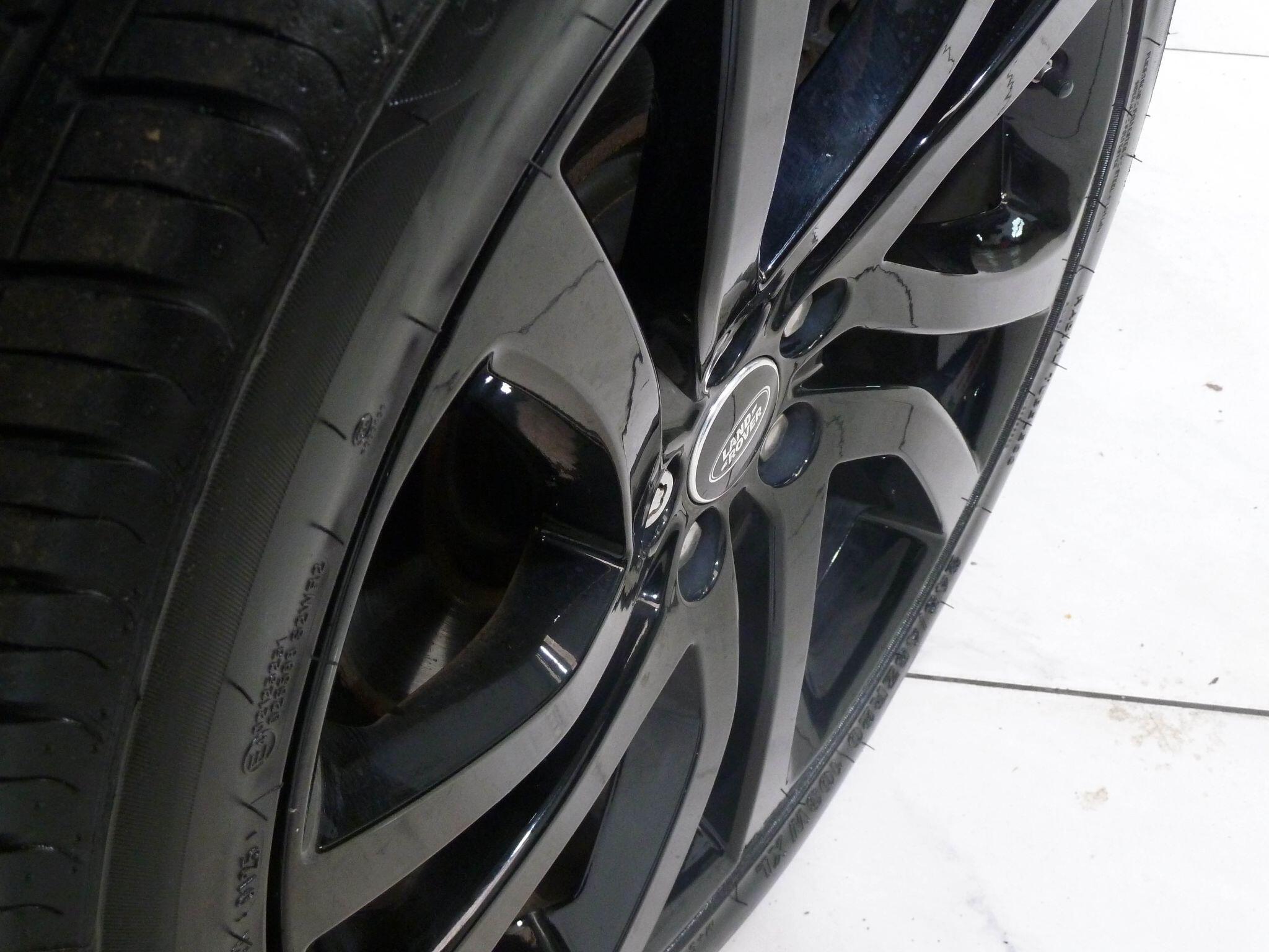 Land Rover Discovery Sport 2.0 TD4 HSE Black   <br/><br/>BLACK EXTERIOR PACK + PAN ROOF