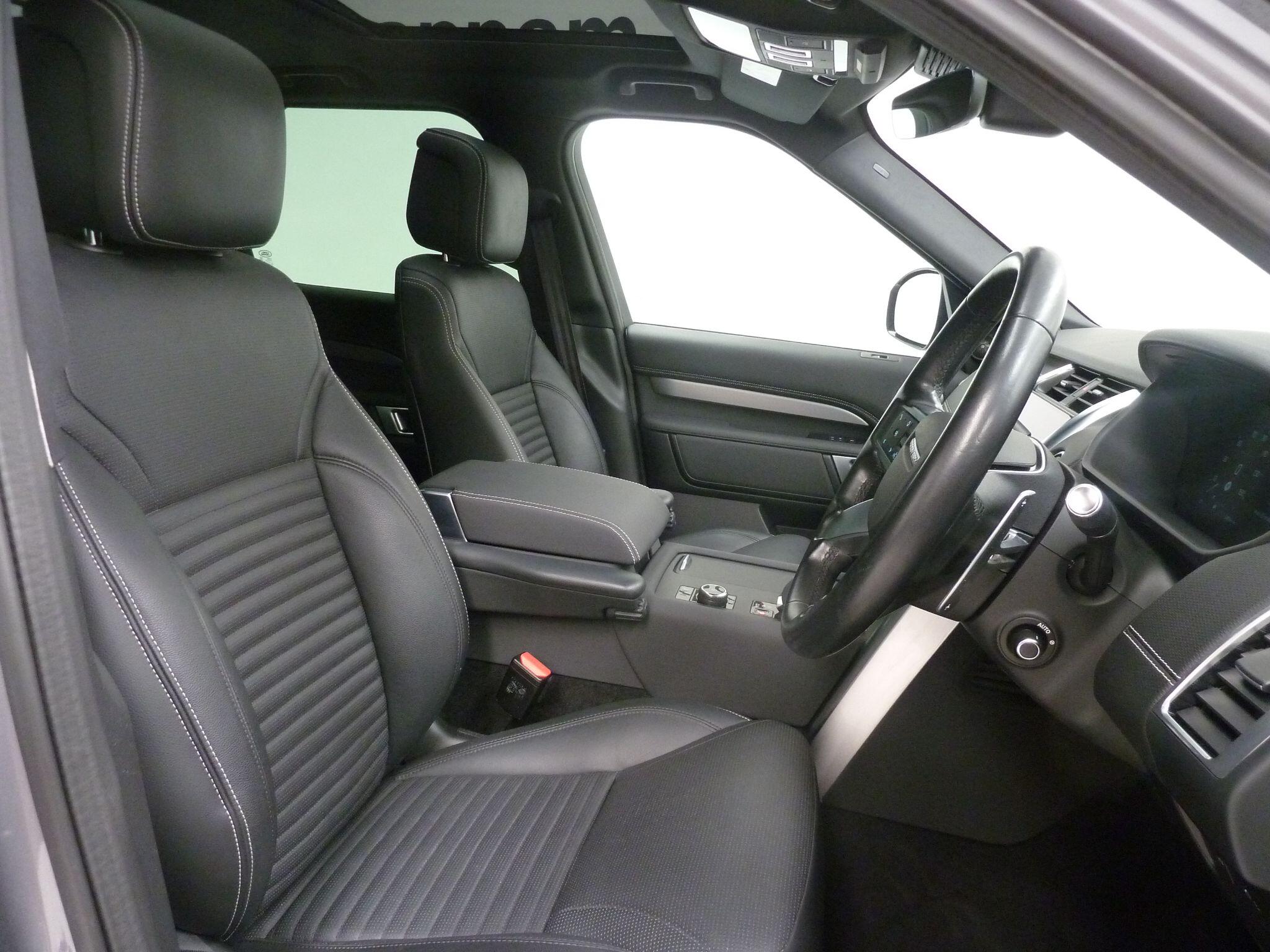 Land Rover Discovery 3.0 D250  R-Dynamic SE   <br/><br/>PAN ROOF + BLACK PACK + STEPS
