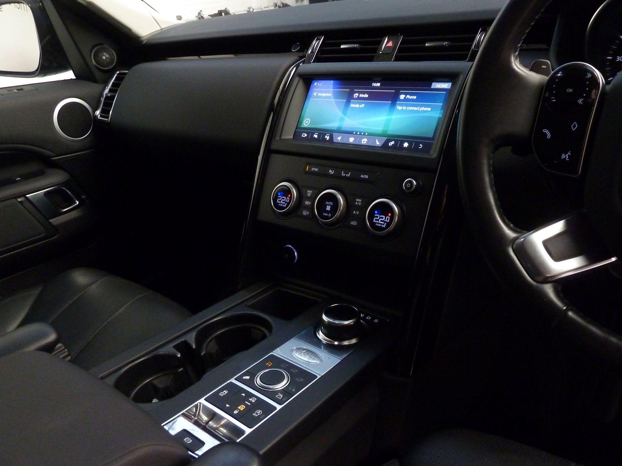 Land Rover Discovery 3.0 SD V6 SE   <br/><br/>BLACK EXTERIOR DESIGN PACK