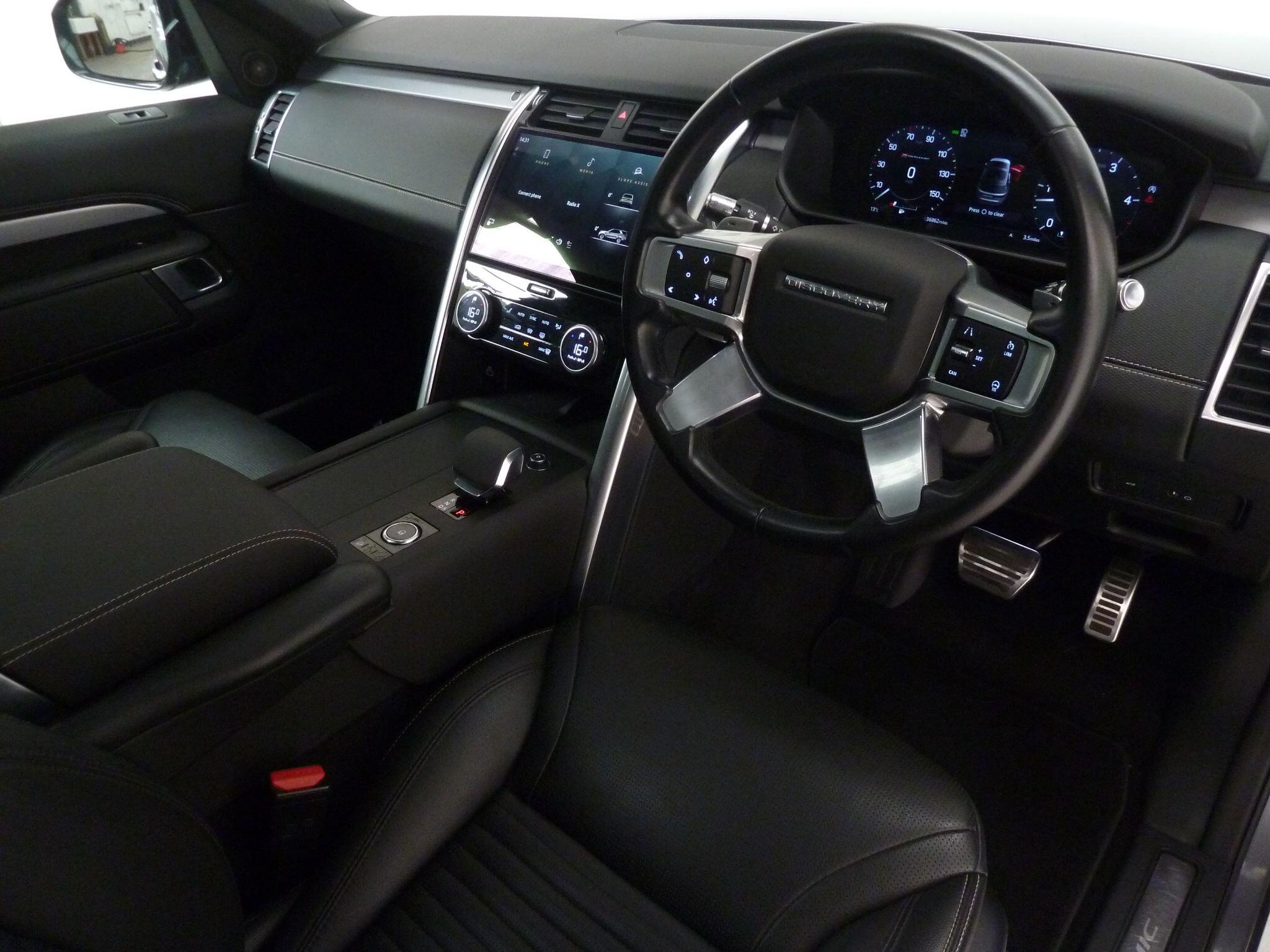 Land Rover Discovery 3.0 D250  R-Dynamic S   <br/><br/>PAN ROOF + BLACK PACK + 3D CAM