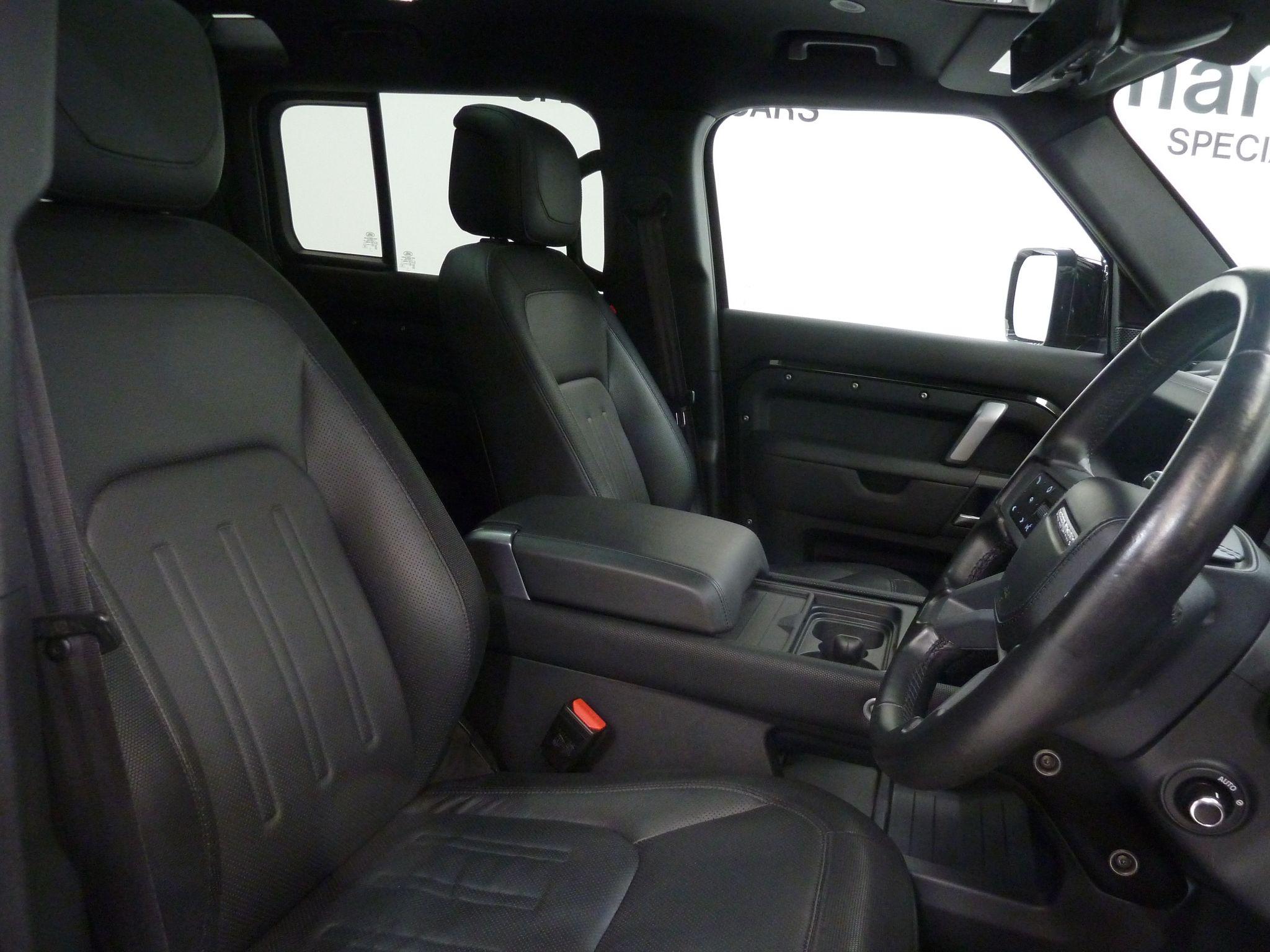 Land Rover Defender 110 3.0 D250  X-Dynamic HSE   <br/><br/>HAWKE BLACK EDITION