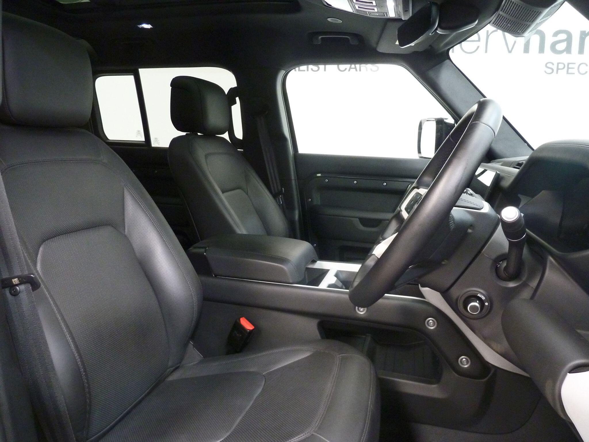 Land Rover Defender 110 3.0 D250  X-Dynamic SE   <br/><br/>HAWKE BLACK EDITION 110
