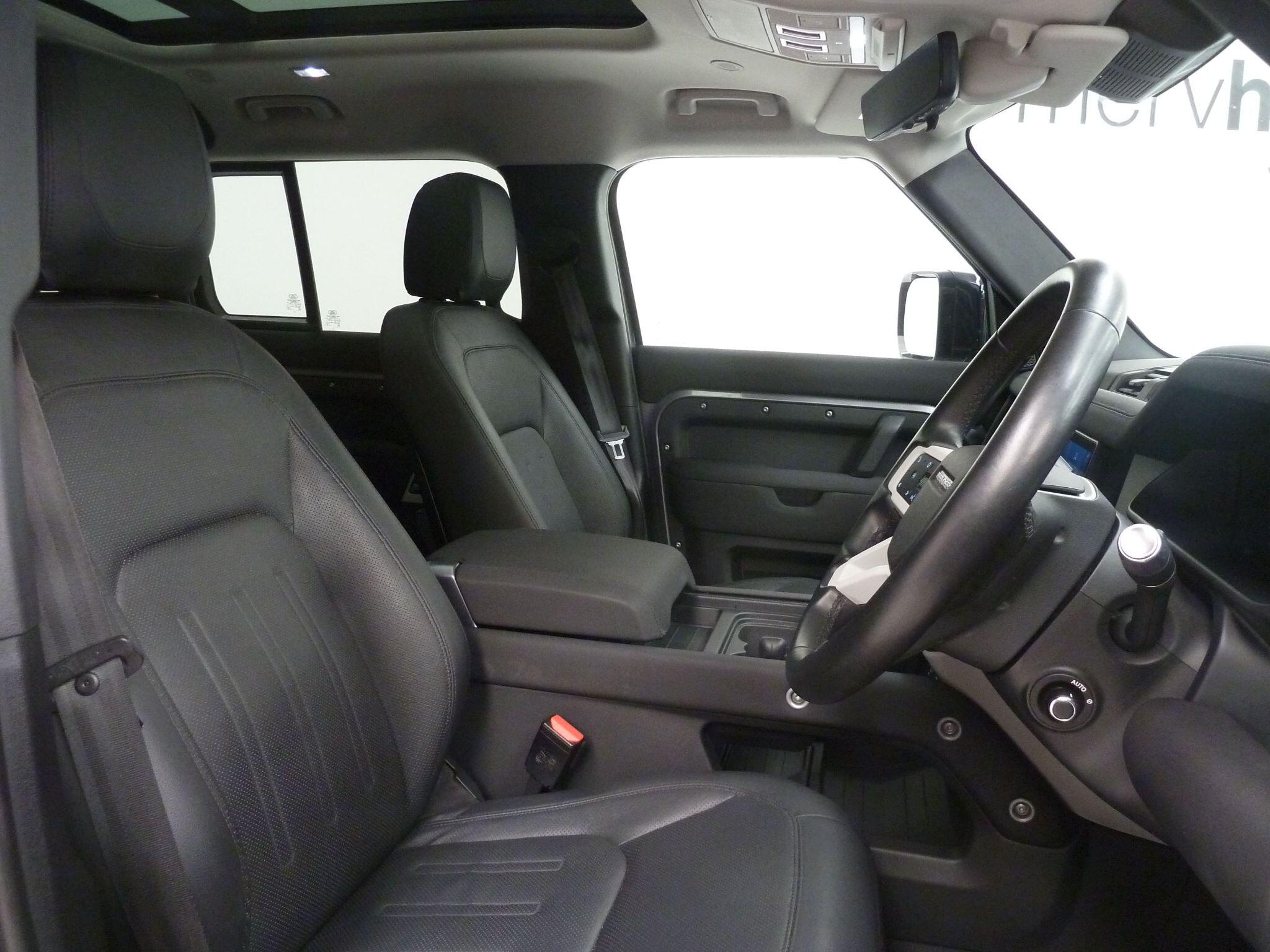 Land Rover Defender 110 2.0 P300 SE   <br/><br/>HAWKE EIGER EDITION