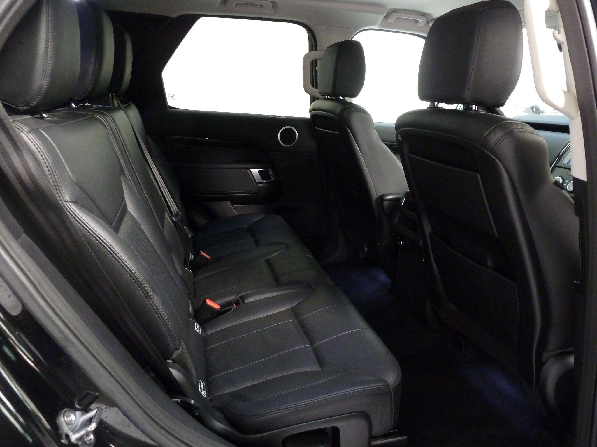 Land Rover Discovery 3.0 SD V6 SE   <br/><br/>BLACK EXTERIOR DESIGN PACK
