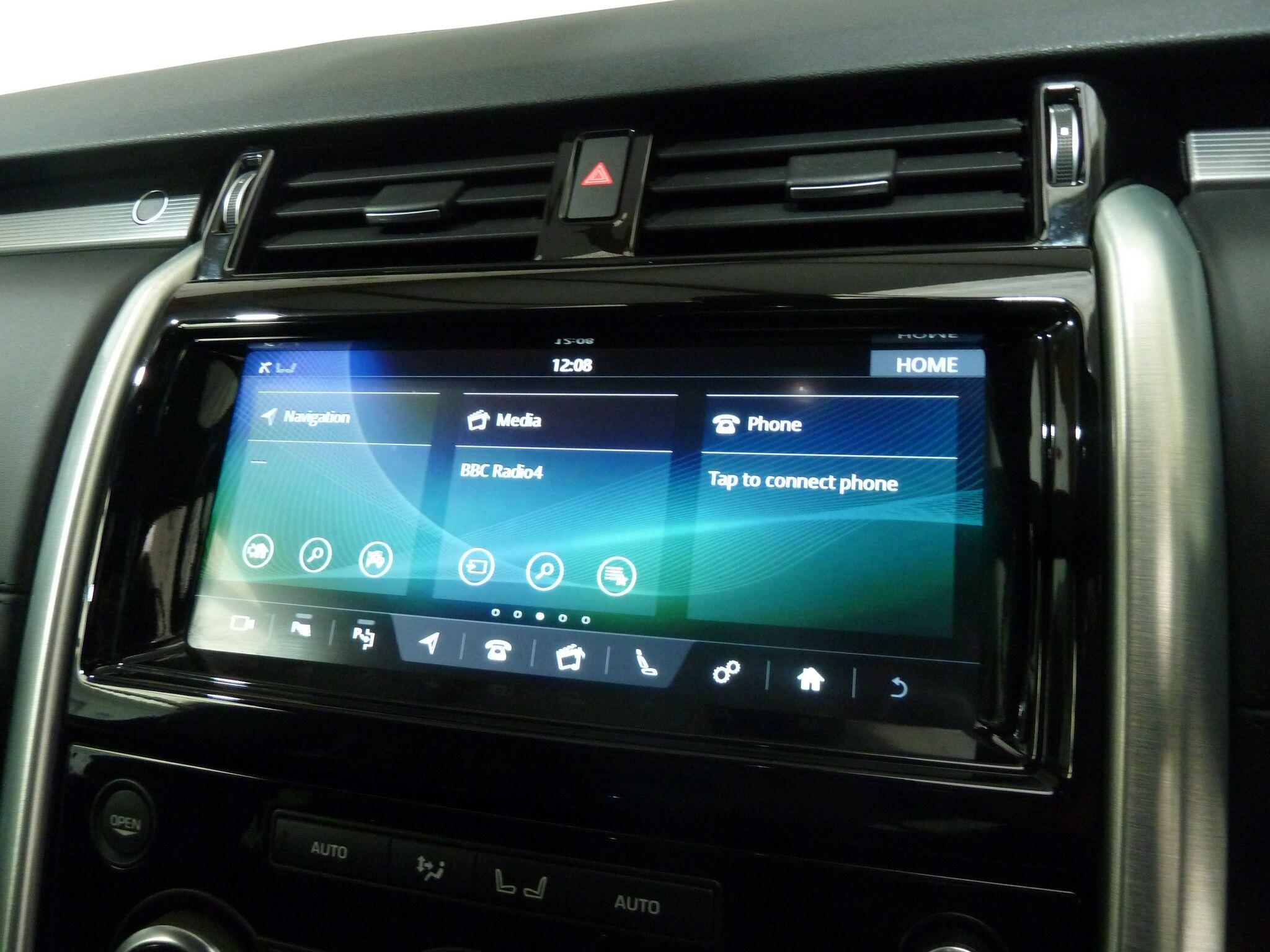 Land Rover Discovery 3.0 SD V6 HSE   <br/><br/>PAN ROOF + BLACK PACK