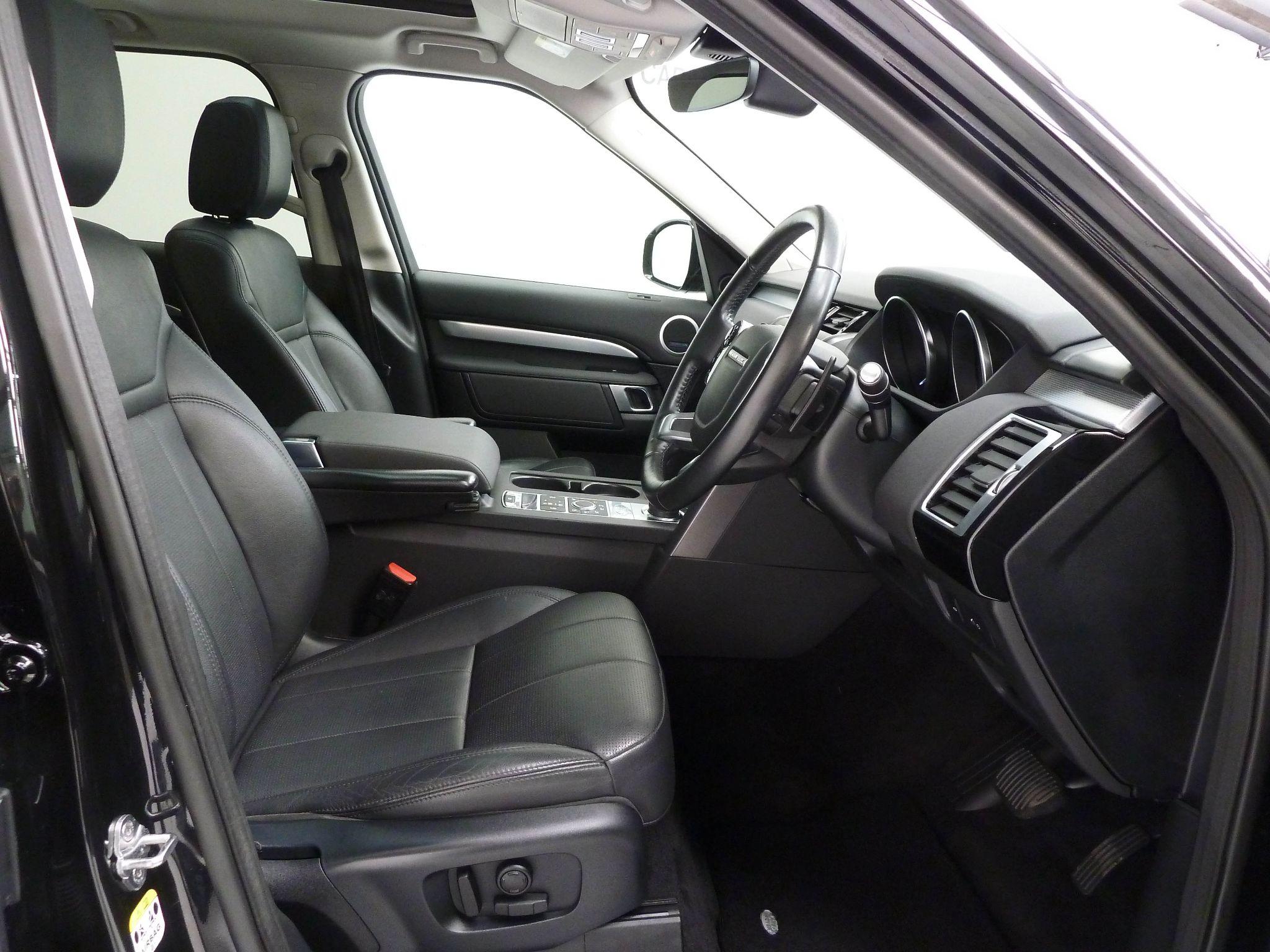 Land Rover Discovery 3.0 SD V6 Landmark Edition   <br/><br/>PAN ROOF + BLACK PACK + STEPS
