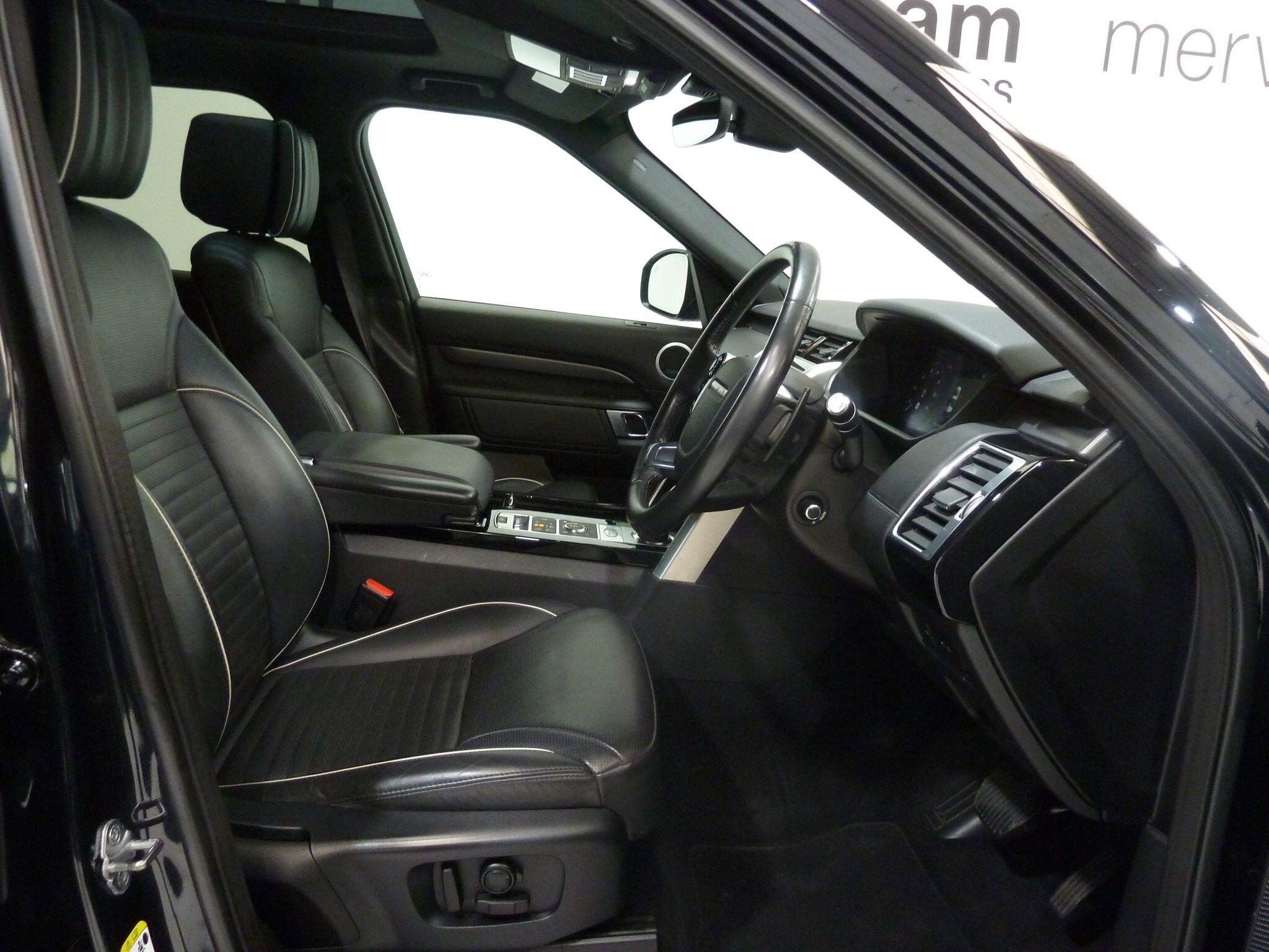 Land Rover Discovery 3.0 SD V6 HSE Luxury   <br/><br/>PAN ROOF + BLACK PACK + STEPS